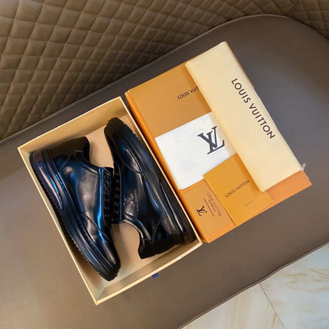 J0 LOUlS VUlTTON路易威登～独特现风运动鞋。LV专柜代购休闲鞋商务皮鞋 正装皮鞋 男士2022专柜同步发售，意大利进口原版品牌精选头层柔软牛皮。 羊皮内里 拒绝脱色磨脚鞋底：原厂特供原版底，。法国懒人风格设计 套脚 贴原单品质 超舒服原版底 。就好像实物拍摄实物更赞 适合户外司机驾车完美 高品质板鞋，男装男鞋