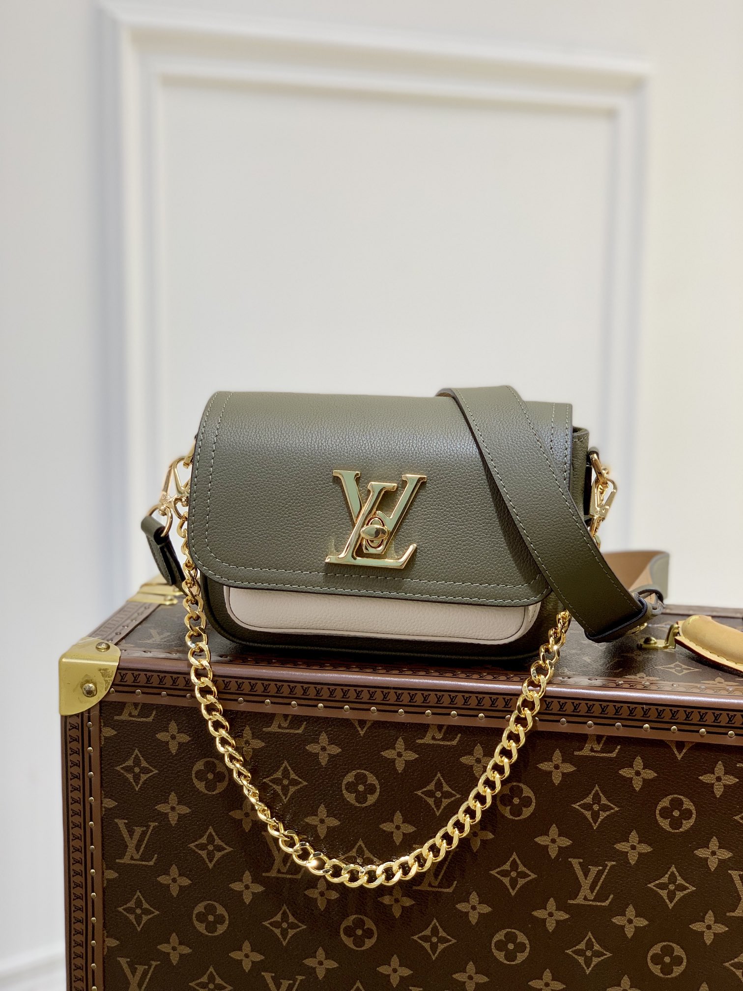 What is a counter quality
 Louis Vuitton LV Lockme Tender Bags Handbags Dark Green Cowhide Chains M58557