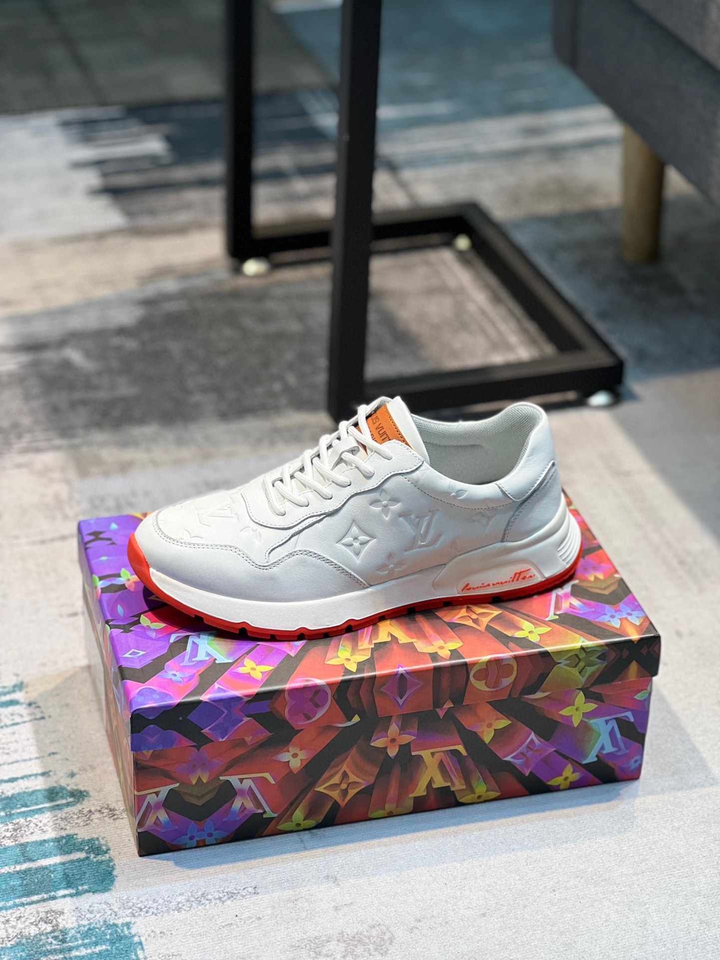 J5 LV最火爆上市,原版1:1开模订制,版型经典独特,时尚高端大方上档次.材料,头层牛皮压花搭配全羊皮内里,码数38-44