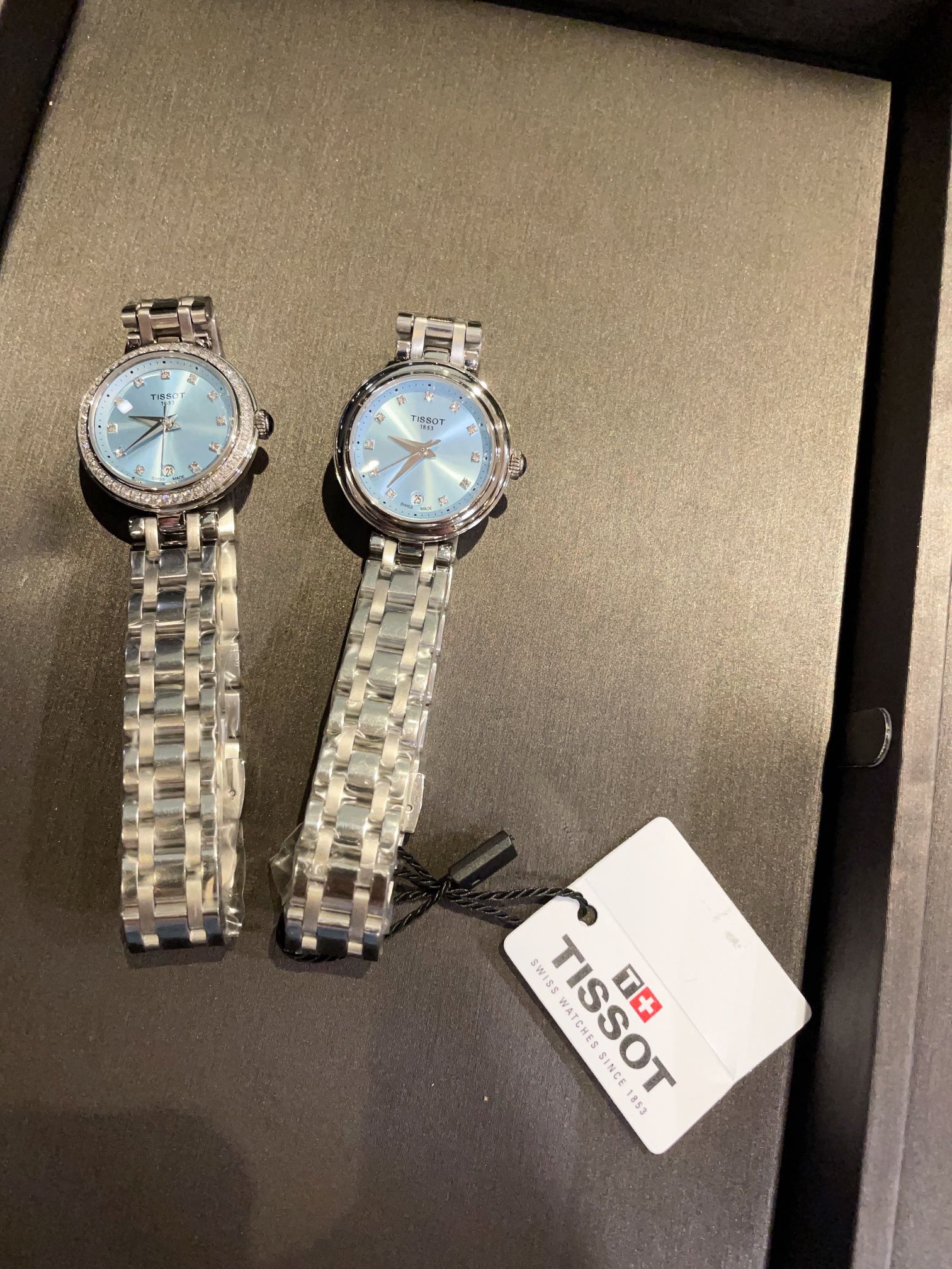 L0   天梭 Tissot 嘉丽小美人系列，整体非常简洁，26mm的表盘很精致小巧，厚度刚刚好不愧是小美人～戴起来也是非常好看的～值得入手手表之一。