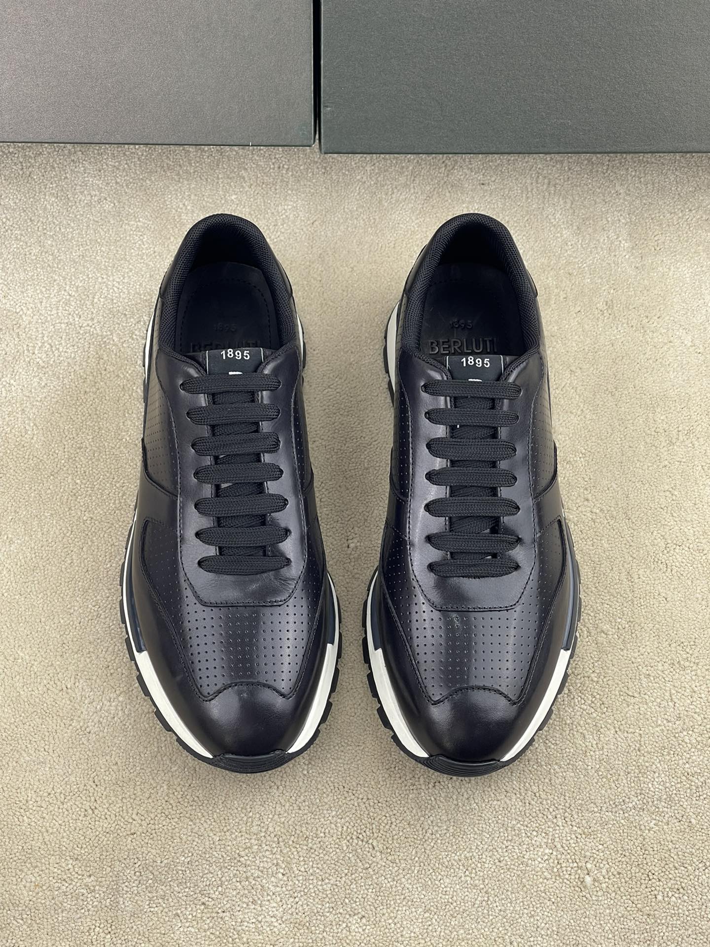 NO:555333,Bruti's latest update, hand-rubbed color model, high quality at the same time at the counter, special material for upper splicing, special punching treatment for upper material, full sense of design, special lining material for cowhide feet, normal code 39 40 41 42 43 44, hand-rubbed color model does not accept urgent orders, normal delivery in 2-3 days, code HM004860,,cowhide19860909布鲁提最新款更新 手工擦色款 专柜同步高品质 鞋面拼接专用材料 鞋面材料特殊冲孔处理 设计感十足 牛皮垫脚专用内里材料正常码39 40 41 42 43 44 手工擦色款不接急单 正常2-3天出货 编码HM004860,,cowhide,Men's shoes