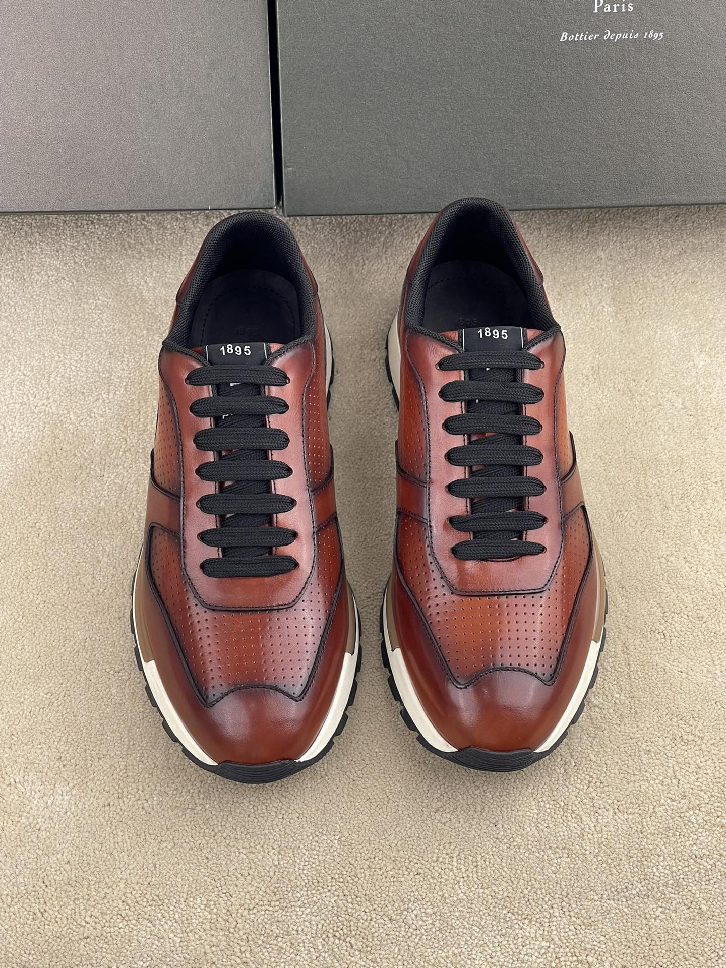 NO:555338,Bruti's latest update, hand-rubbed color model, high quality at the same time at the counter, special material for upper splicing, special punching treatment for upper material, full sense of design, special lining material for cowhide feet, normal code 39 40 41 42 43 44, hand-rubbed color model does not accept urgent orders, normal delivery in 2-3 days, code HM004860,,cowhide19860909布鲁提最新款更新 手工擦色款 专柜同步高品质 鞋面拼接专用材料 鞋面材料特殊冲孔处理 设计感十足 牛皮垫脚专用内里材料正常码39 40 41 42 43 44 手工擦色款不接急单 正常2-3天出货 编码HM004860,,cowhide,Men's shoes