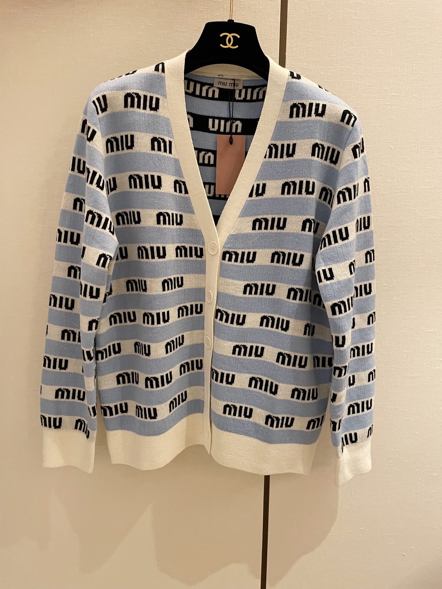 2022miumi*新款开衫 很好看的一件，v领设计，条纹撞色毛衣