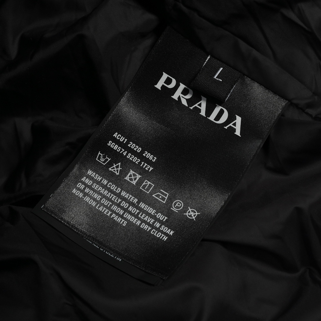 Prada普拉达 轻薄羽绒马甲 Prada爆款马甲羽绒服难得的好看