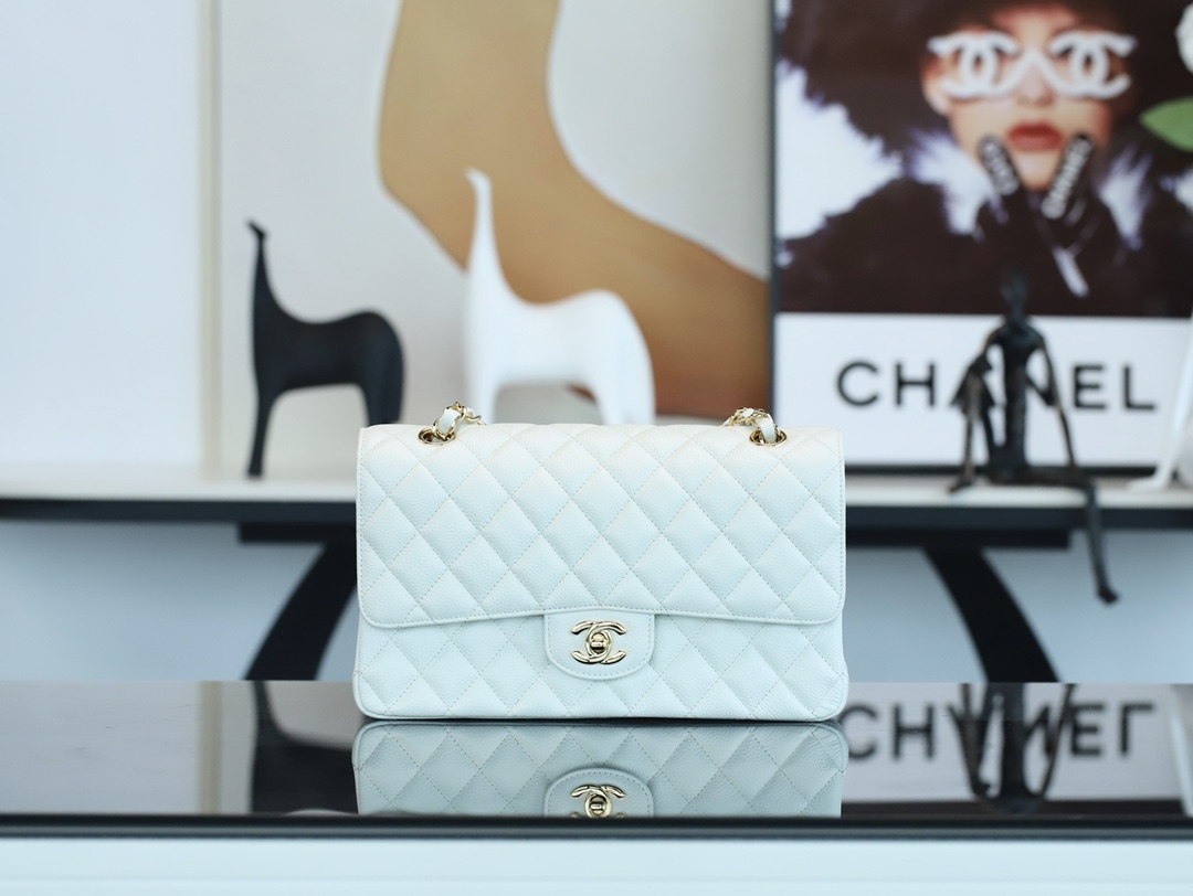 New arrival! The CF large white platinum buckle has arrived! It looks so good in this color, a must-have for all seasons. Clean and refreshing for summer, elegant and cool for autumn and winter. A definite must-buy! Limited stock available. Color: White. Size: 25cm. image 1