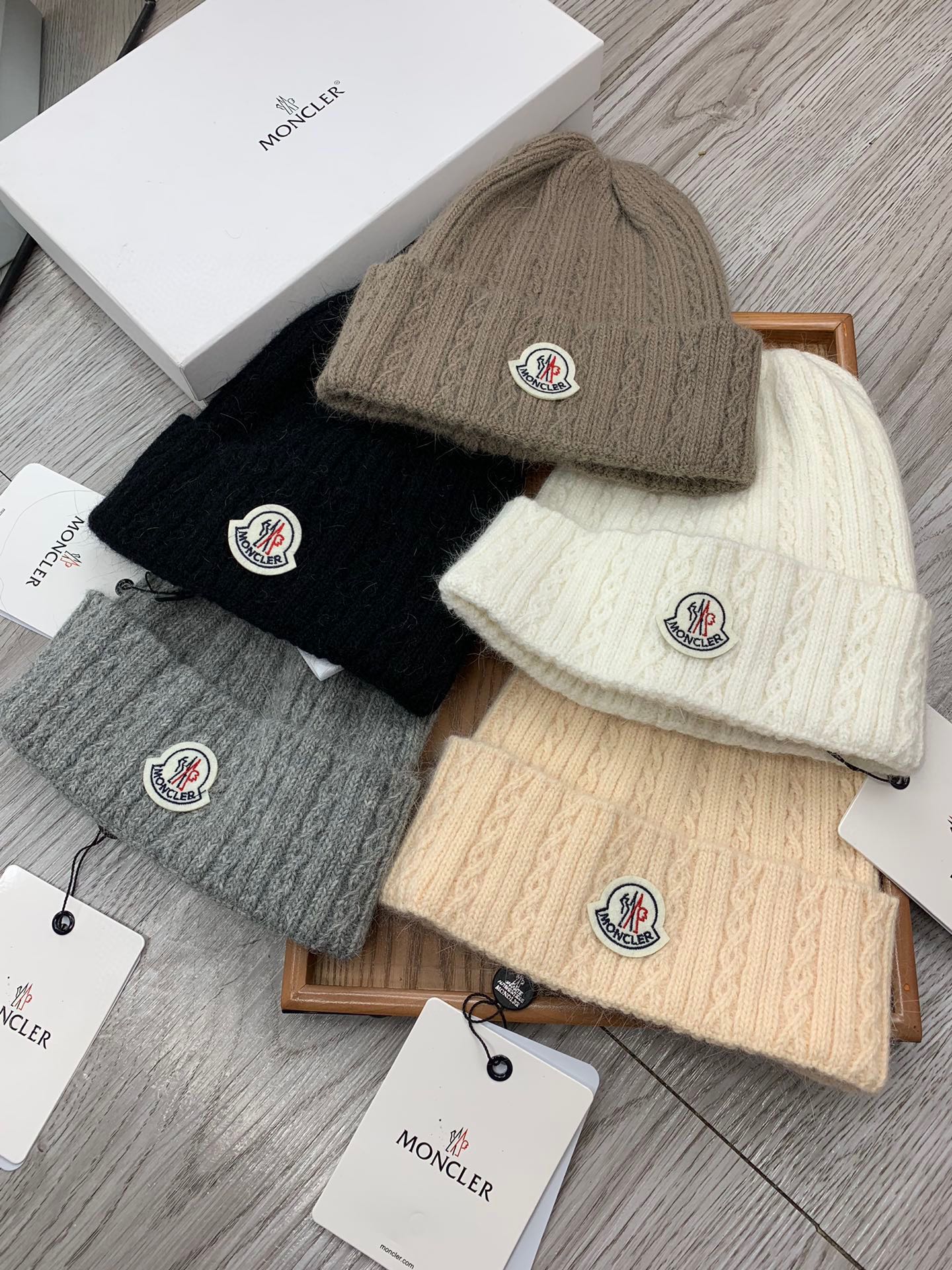 NO:216134,Special offer, cover-up, benefits!  !  [Fine wool knit single hat] The new model is on the shelves, a series of hats with fine wool fabric. The density is tight!  The wool knitted fabric feels comfortable and breathable!  The style is novel and unique!  A must-have item on the street, age-reducing and fashionable, very generous!  The hat looks very good!  And the price is very beautiful!  It is a very good item to give to others for your own use!  !  Complete trademark tags!  !  There are many styles and colors!  Hat Fisherman Hat Baseball Hat Knitted Hats, Hats, Moncler, espadrilles, hats19860909特价.蒙口.福利！！【细毛线针织单帽】新款上架,特别实惠的一个系列帽子,面料细毛线.密度紧致！毛线针织面料手感舒适透气性好！款式新颖别致！出街必备单品,减龄又时尚,非常大方！帽型特别好看！而且价格非常美丽！送人自用都是非常不错的一款单品哦！！商标吊牌齐全！！款式多多,颜色多多！帽子渔夫帽棒球帽针织帽,帽子,Moncler,espadrilles,hats,hat