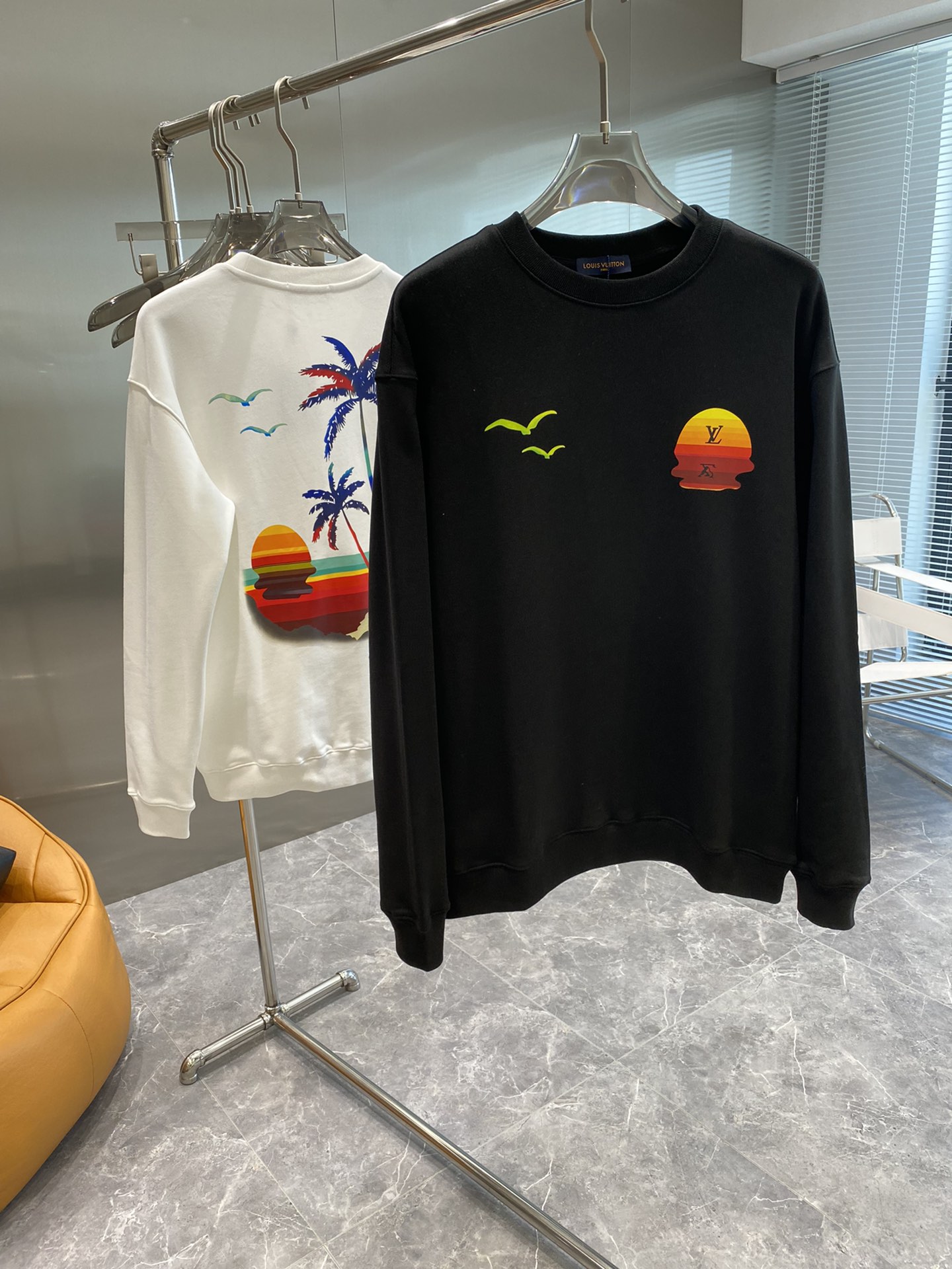 💰💰245💥 Louis vuitton/LV 路易威登 新款潮流经典卫衣，精致裁剪，高品质工艺！采用定织定染纯棉面料420克左右纯棉卫衣面料！图案进口数码印花工艺，耐穿耐洗久穿不变型，微阔百搭男女同款。颜色：黑色 米白。码数：XS S M L