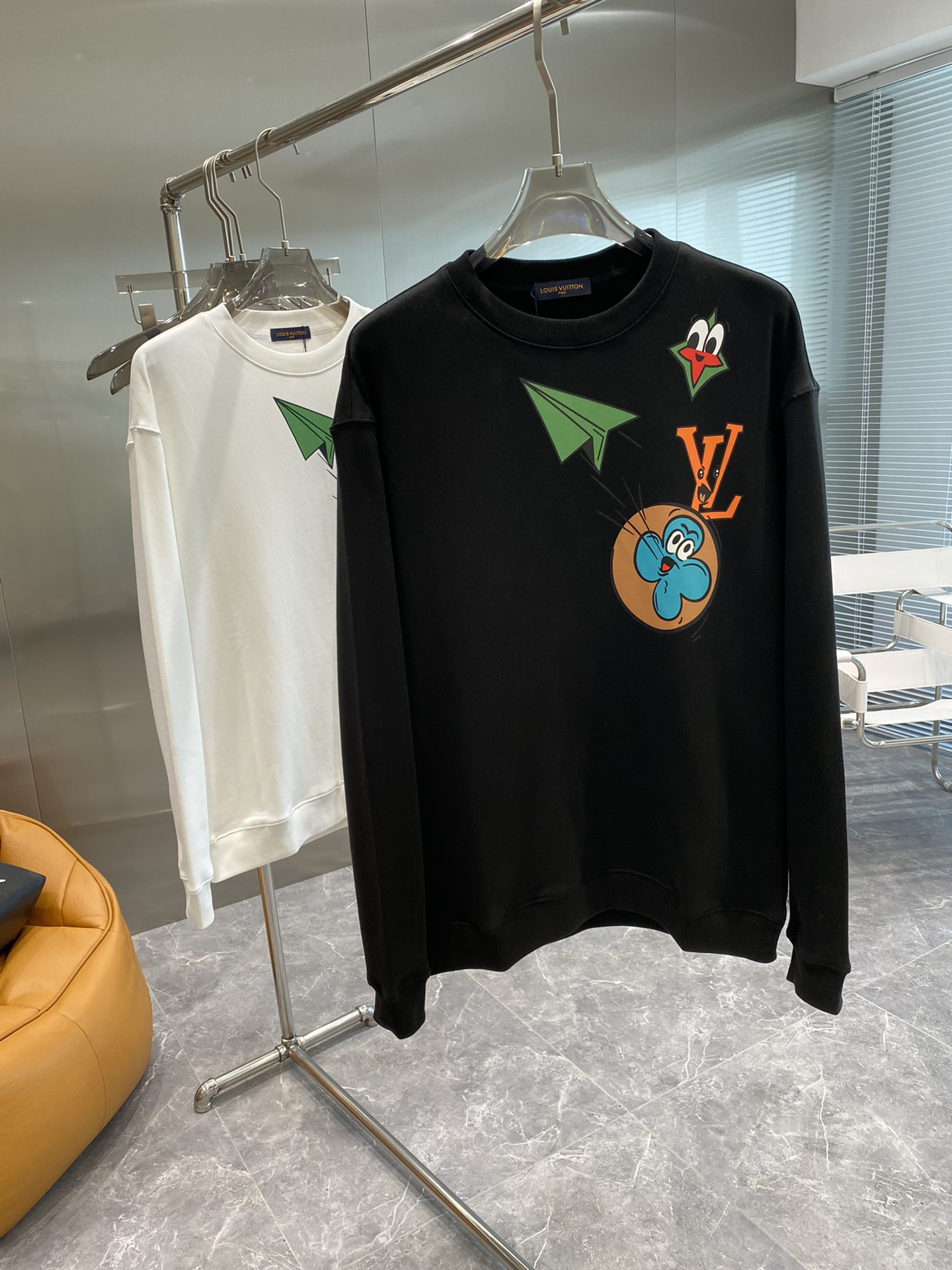 💰💰245💥 Louis vuitton/LV 路易威登 新款潮流经典卫衣，精致裁剪，高品质工艺！采用定织定染纯棉面料420克左右纯棉卫衣面料！图案进口数码印花工艺，耐穿耐洗久穿不变型，微阔百搭男女同款。颜色：黑色 米白。码数：XS S M L