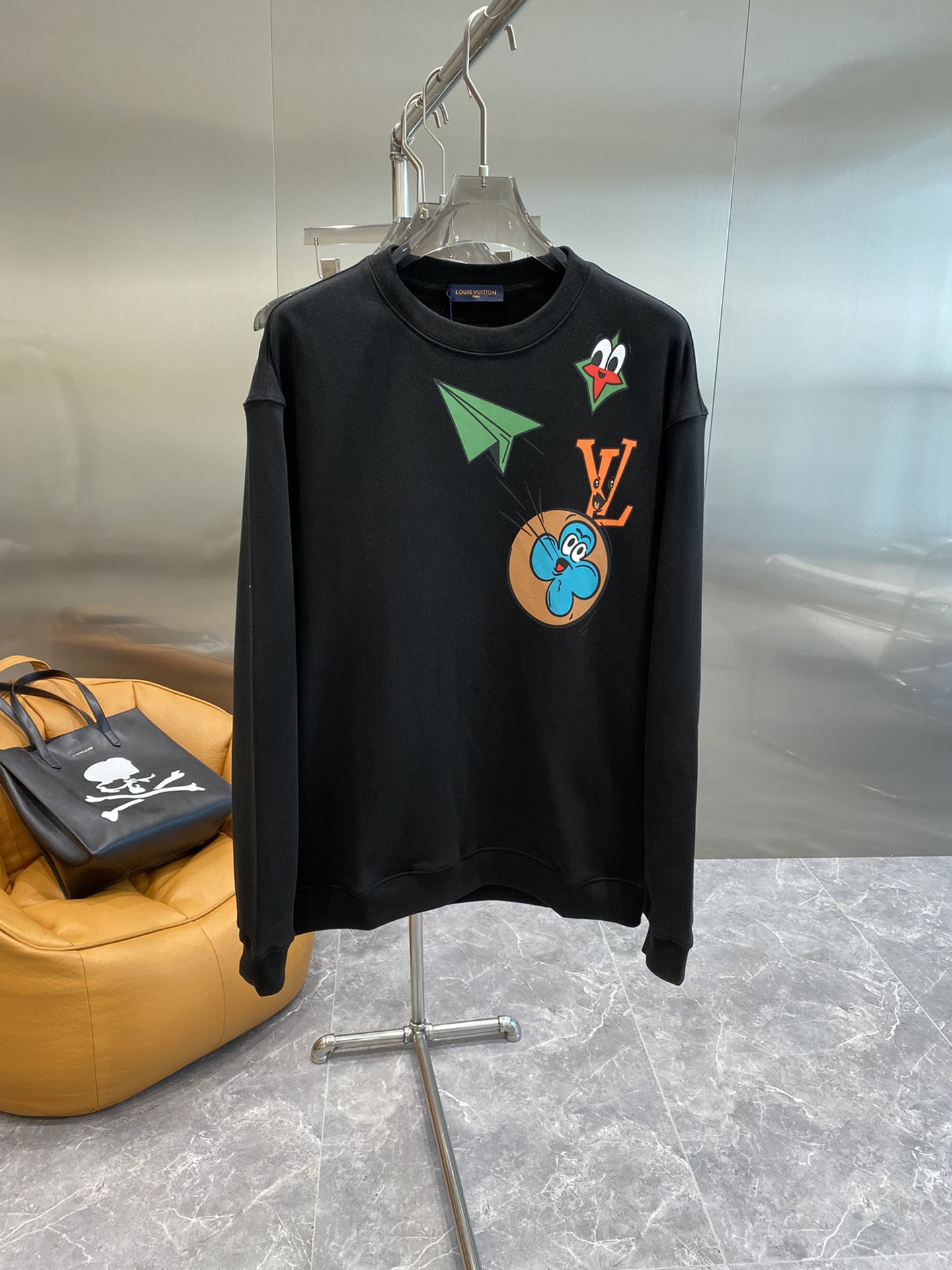 💰💰245💥 Louis vuitton/LV 路易威登 新款潮流经典卫衣，精致裁剪，高品质工艺！采用定织定染纯棉面料420克左右纯棉卫衣面料！图案进口数码印花工艺，耐穿耐洗久穿不变型，微阔百搭男女同款。颜色：黑色 米白。码数：XS S M L