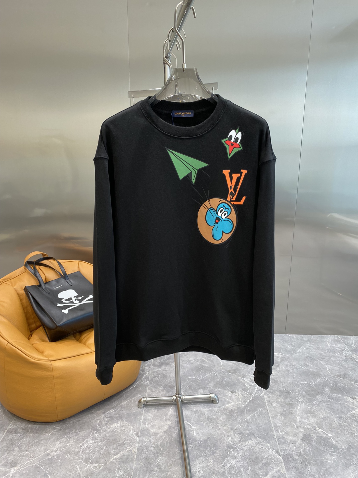 💰💰245💥 Louis vuitton/LV 路易威登 新款潮流经典卫衣，精致裁剪，高品质工艺！采用定织定染纯棉面料420克左右纯棉卫衣面料！图案进口数码印花工艺，耐穿耐洗久穿不变型，微阔百搭男女同款。颜色：黑色 米白。码数：XS S M L