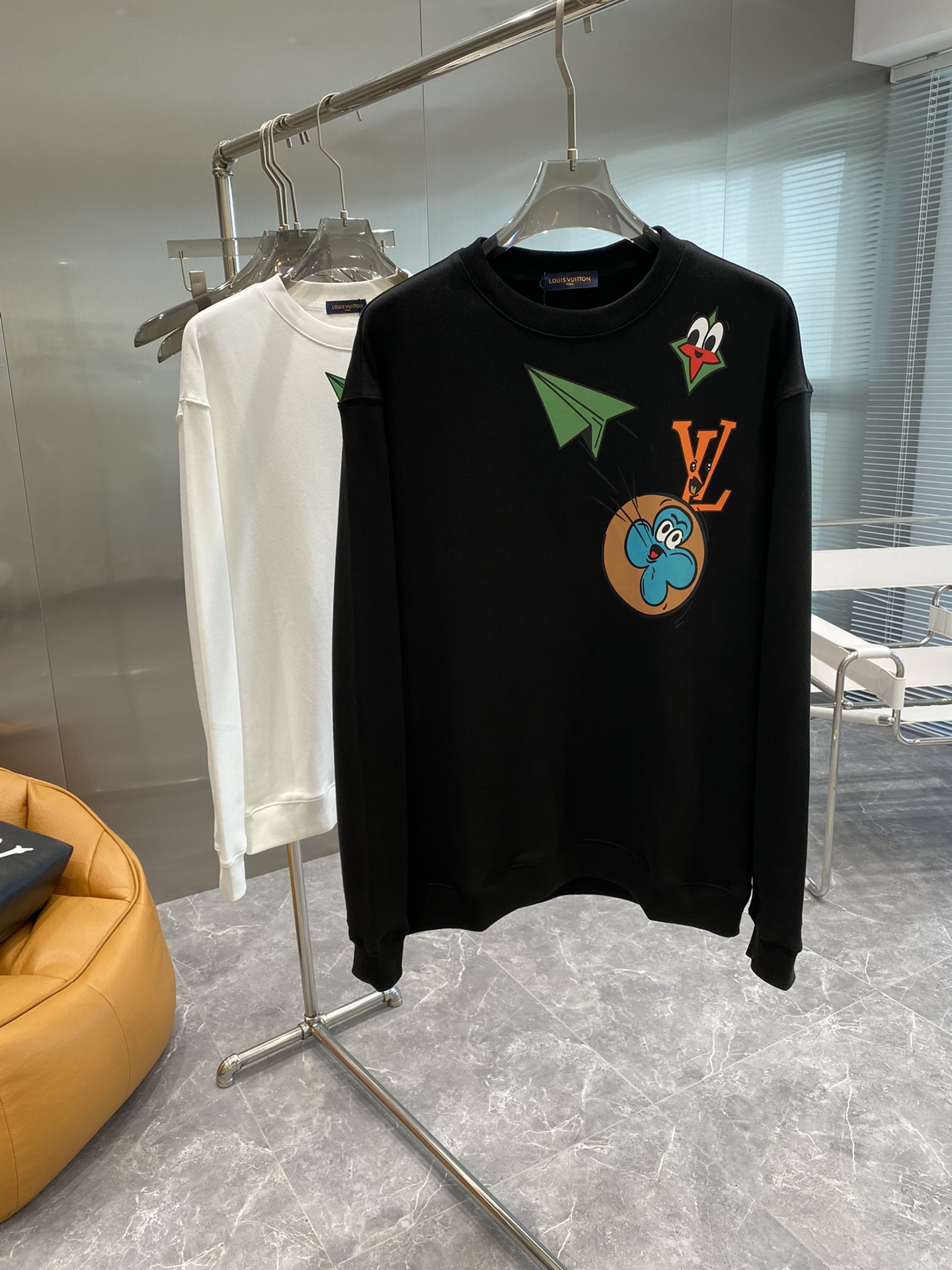 💰💰245💥 Louis vuitton/LV 路易威登 新款潮流经典卫衣，精致裁剪，高品质工艺！采用定织定染纯棉面料420克左右纯棉卫衣面料！图案进口数码印花工艺，耐穿耐洗久穿不变型，微阔百搭男女同款。颜色：黑色 米白。码数：XS S M L