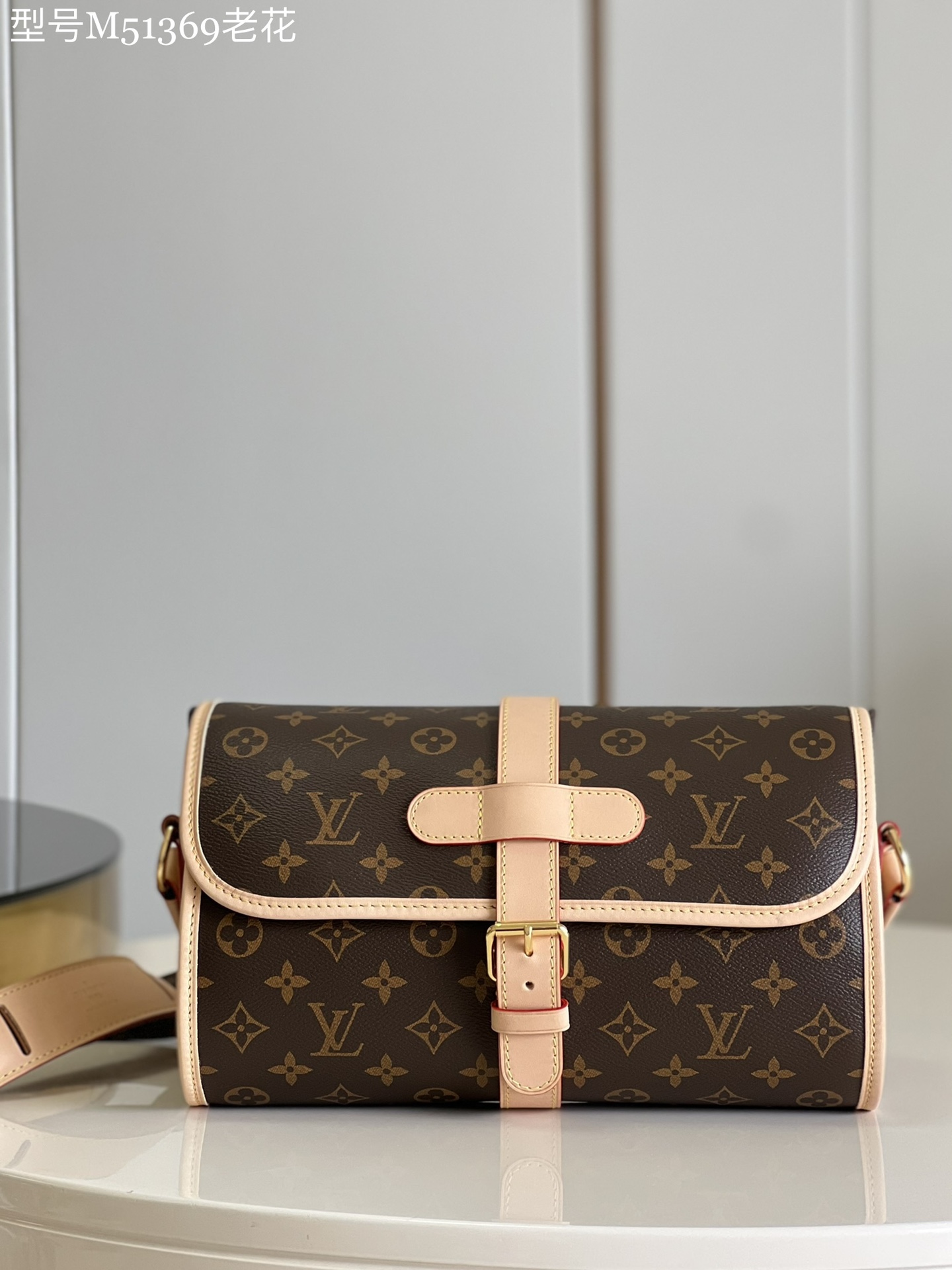 NO:399231,[Exclusive real photo M51369 presbyterian] The medieval round barrel waist drum pack is rarely hit on the street. It is like a waist drum that spans the body and has a lot of space inside. It can be worn with a lot of clothes. Whether boys or girls are very handsome, the long shoulder strap can be adjusted. Size 29x19x13CM S.,LV [original leather],louis vuitton19860909【独家实拍 M51369老花】中古圆桶腰鼓包 大街上很少撞款的lv 就像一个跨在身上的腰鼓里面空间很大能装很多 无论男生女生背都特别帅 长肩带可以调节 尺寸29x19x13CM S.,LV【原厂皮】,louis vuitton,Bag