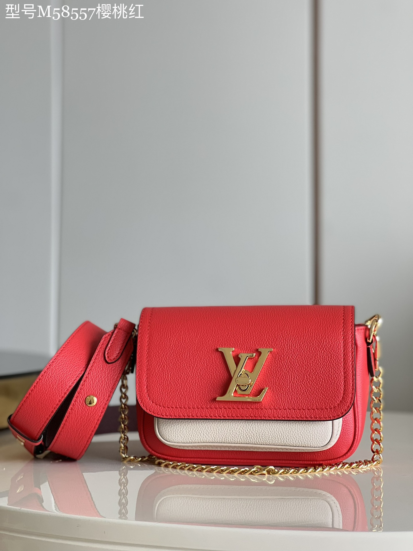 NO:399226,【Exclusive real photo M58557 cherry red】M59731 Lockme Tender handbag is made of soft grain calf leather, and its metal D-ring can hang personalized accessories. The removable and adjustable wide shoulder strap adds practical details outside the traditional chain. Size 19 x 13 x 8 cm (length x height x width) Q.,LV【original leather】,louis vuitton,cowhide19860909【独家实拍M58557樱桃红】M59731 Lockme Tender 手袋取材柔软粒面小牛皮,其金属 D 形环可悬挂个性配饰.可拆卸并调节的宽幅肩带在传统链条之外增添实用细节.尺寸19 x 13 x 8 厘米(长度 x 高 x 宽) Q.,LV【原厂皮】,louis vuitton,cowhide,Bag