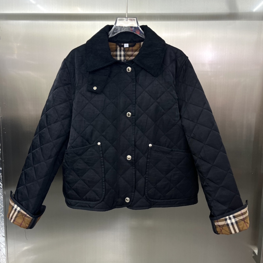 NO:696910,Burberry autumn and winter new style, original quality, coat, high-end customized heavy-duty diamond contrast corduroy, versatile cotton jacket, super stylish, fashionable and versatile, custom-made fabric, great texture, 1:1 customized accessories, classic plaid lining, very design sense, great texture, pocket embroidery logo, must-have, trendy, not picky single product, two colors and three sizes SML,,burberry,jackets & coats,19860909Burberry 秋冬新款 原单品质 外套高端订制重工菱格撞灯芯绒百搭棉服 超级洋气 时尚百搭 订制面料 质感非常棒 1:1订制辅料经典格纹里衬 非常的有设计感 质感棒棒哒 口袋刺绣logo 人手必备 潮起来 不挑人单品 两色三码 SML,,burberry,jackets & coats,,Women's clothing