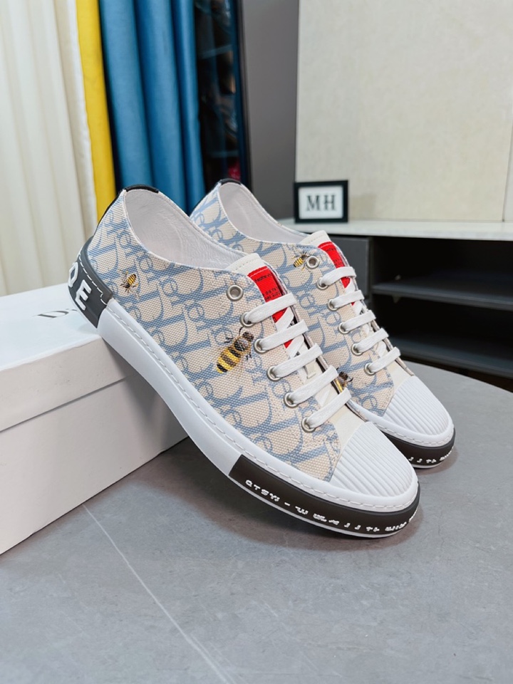 I0 Dior迪奥男鞋高端品牌 官网最系列：鞋面采用进口牛皮搭配专供面料打造网布透气内里。让行走更加便捷舒适与官方的质量相比美的1：1复刻。打造时尚个性衬托你的与众不同潮男必备!经典款。男码：38-44。