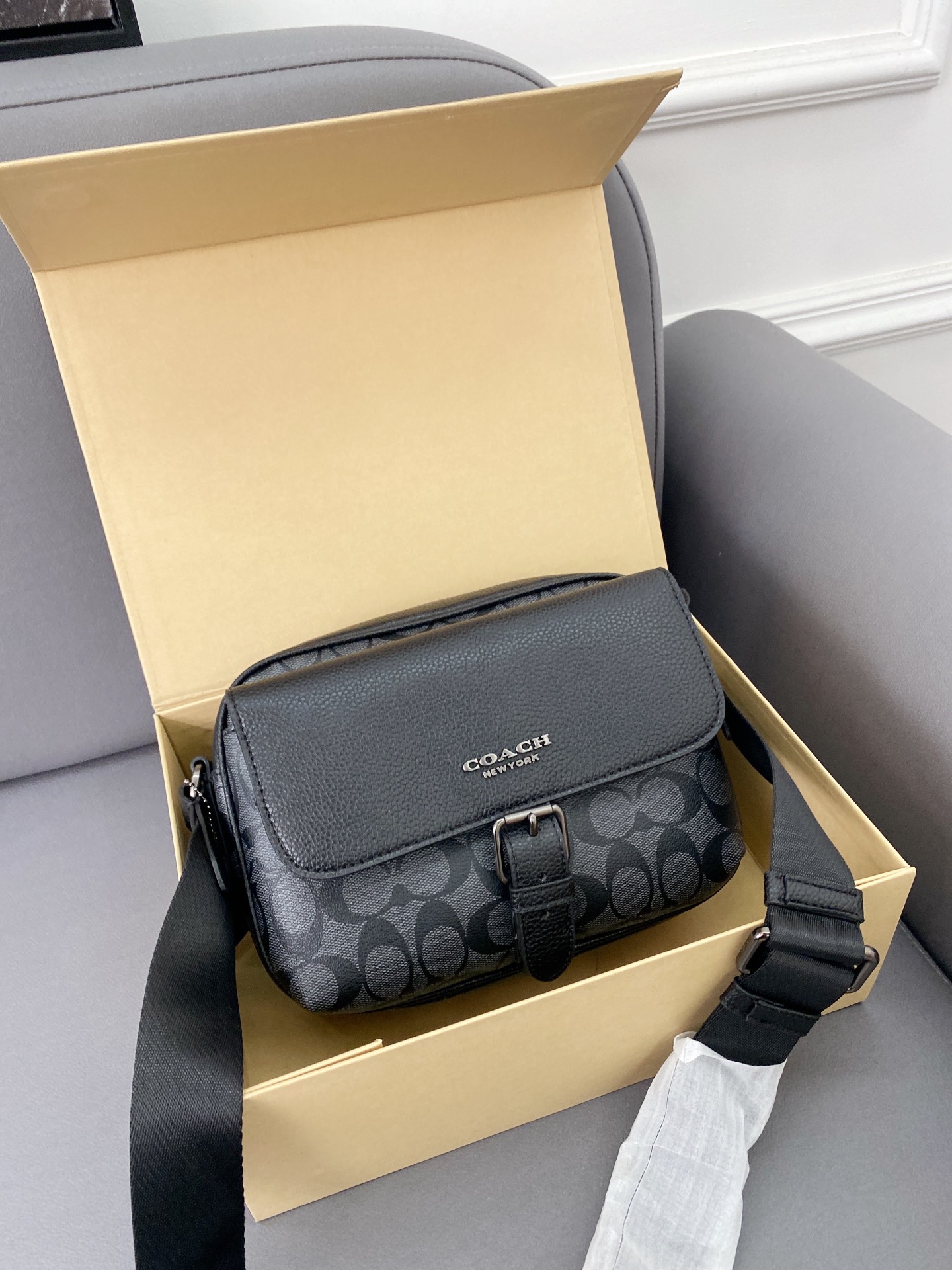 K0  Coach 蔻驰   HUDSON23 印花标志相机包 男女通用斜挎包 单肩包 经典Logo搭配原厂工艺材质 休闲百搭 采用精湛镶嵌细工，实物拍摄 原厂原版面料 配送小票 礼盒防尘袋 17 x 22 cm。