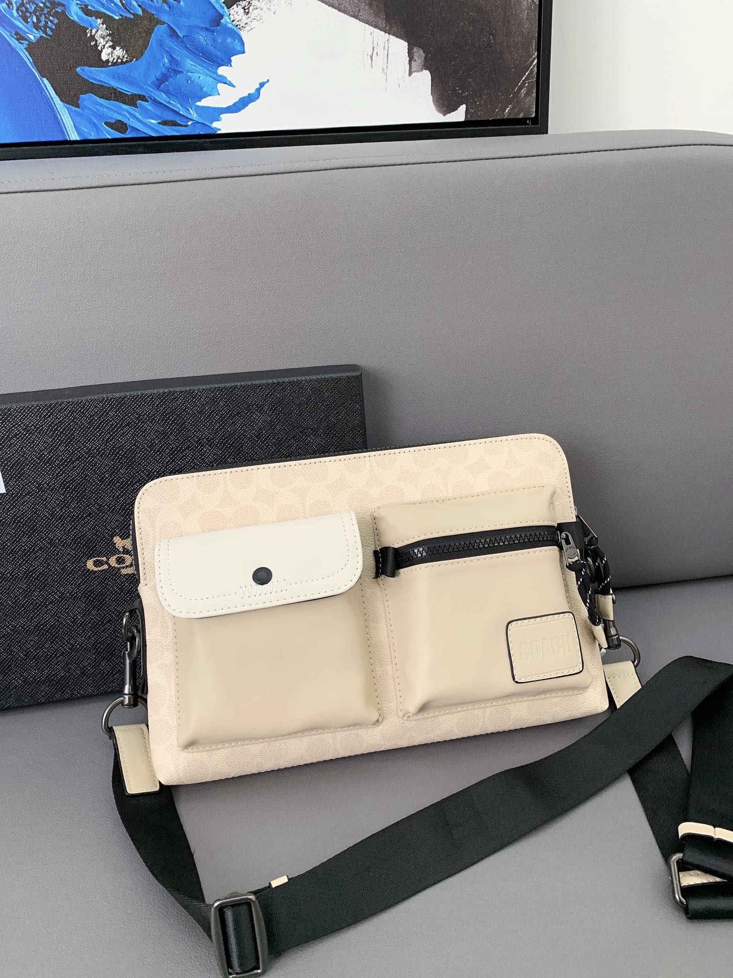 K0  Coach 蔻驰   印花标志邮差包 手拿包 斜挎包 经典Logo搭配原厂工艺材质 休闲百搭 采用精湛镶嵌细工，实物拍摄 原厂原版面料 配送小票 礼盒防尘袋 30 x 22 cm。