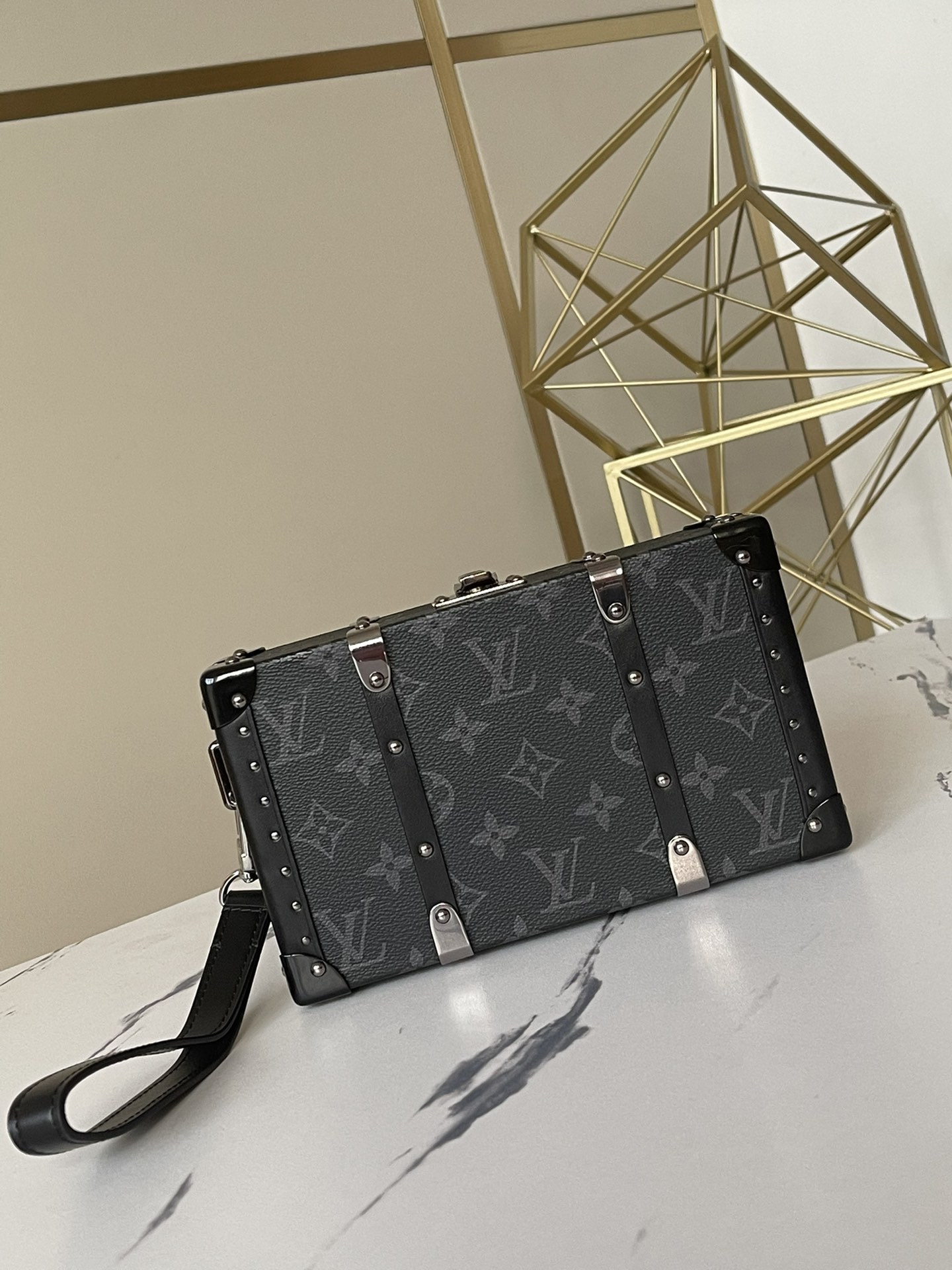 顶级原单独家实拍M20249黑花virgilAbloh于2019春夏秀场呈献WalletTrunk小硬箱