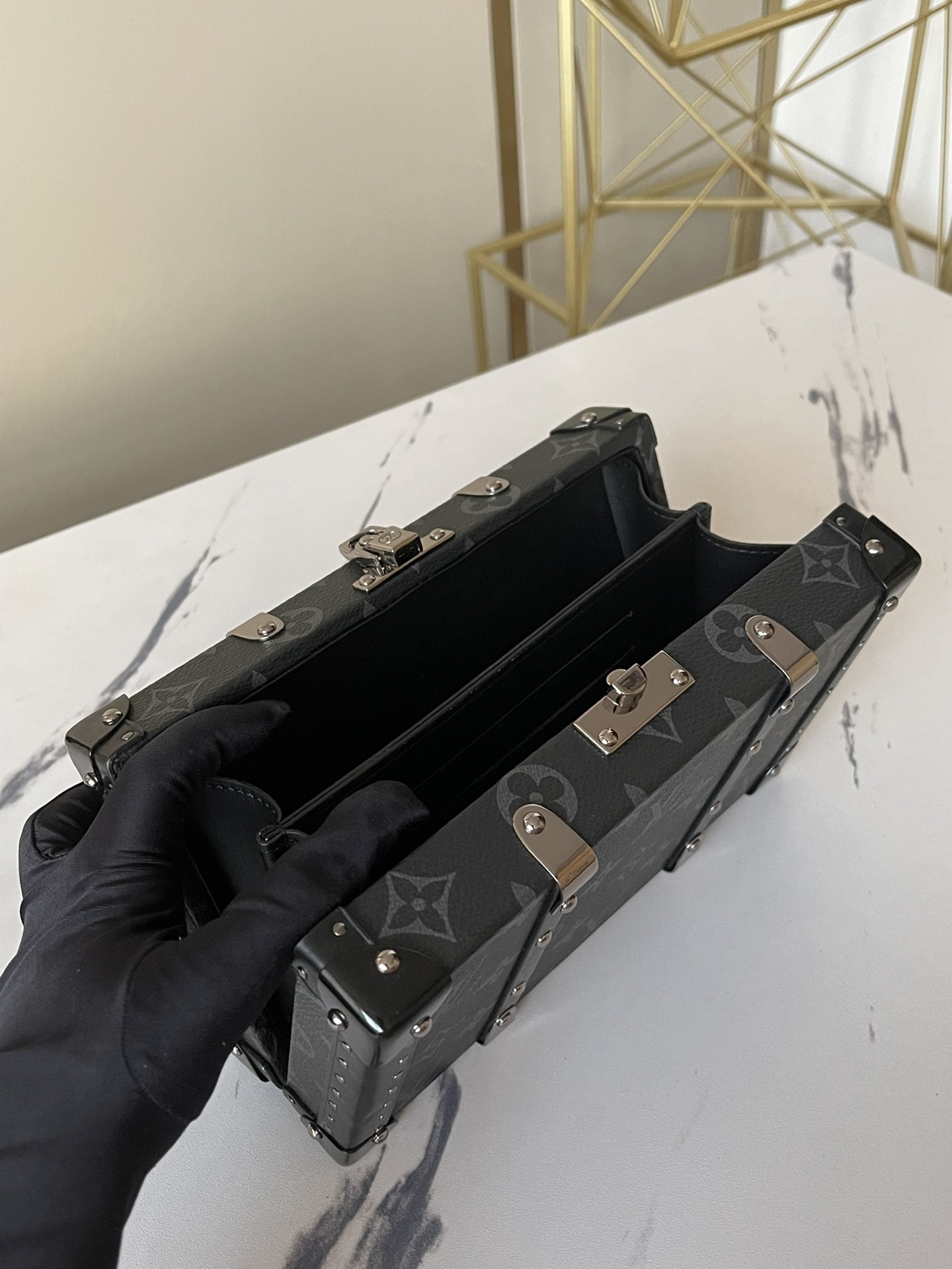 顶级原单独家实拍M20249黑花virgilAbloh于2019春夏秀场呈献WalletTrunk小硬箱