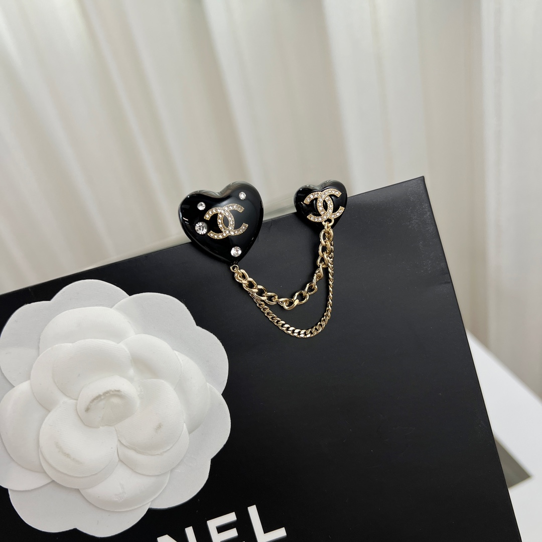 新款☑️CHANEL香奈儿双c黑色桃心爱心胸针