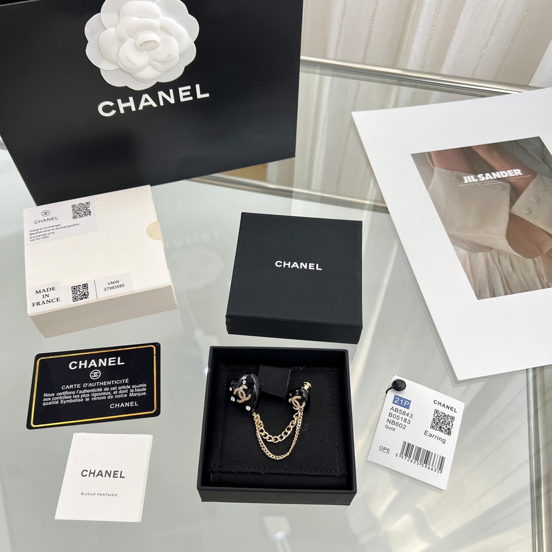 新款☑️CHANEL香奈儿双c黑色桃心爱心胸针