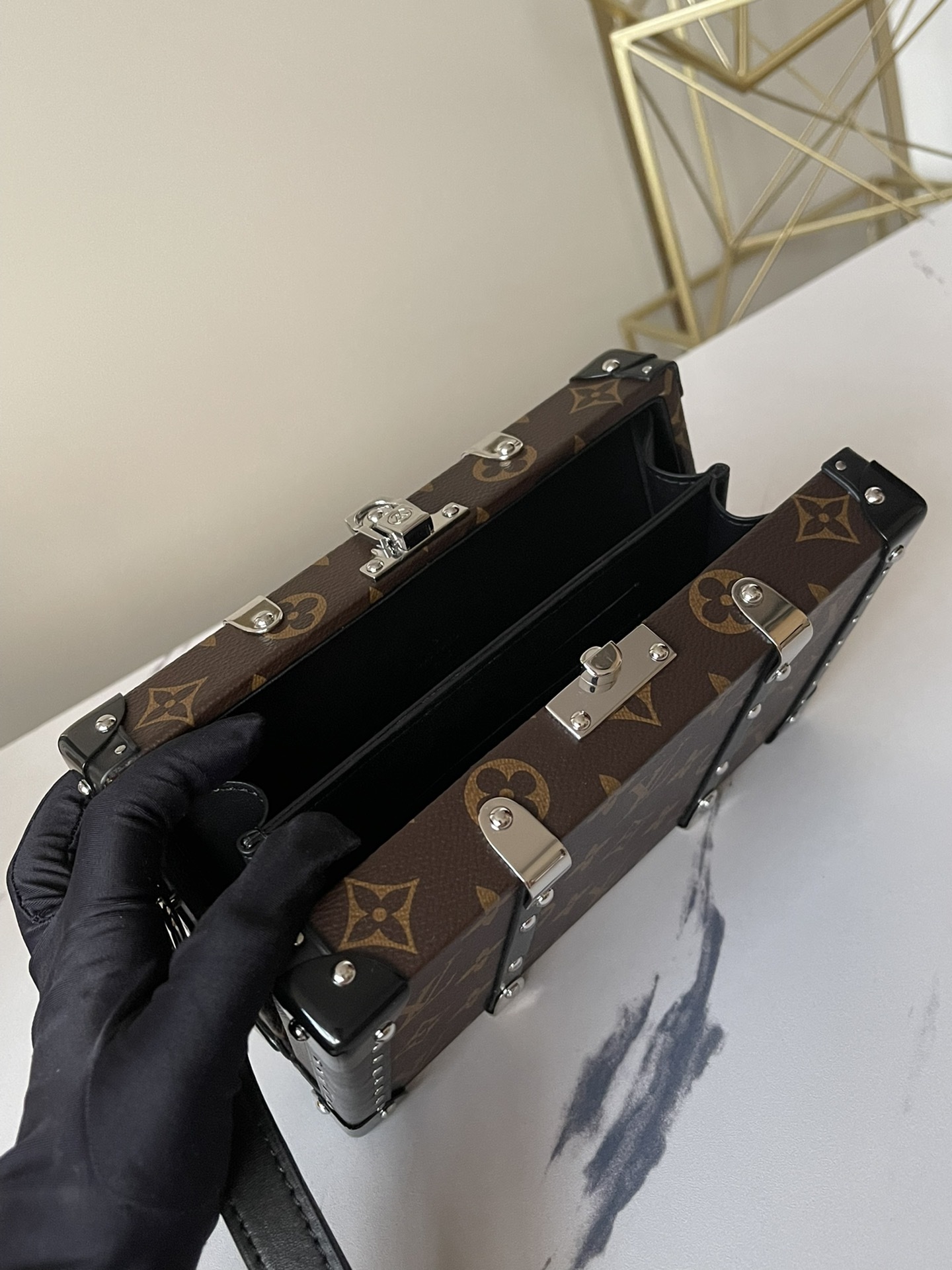 顶级原单独家实拍M20250老花virgilAbloh于2019春夏秀场呈献WalletTrunk小硬箱