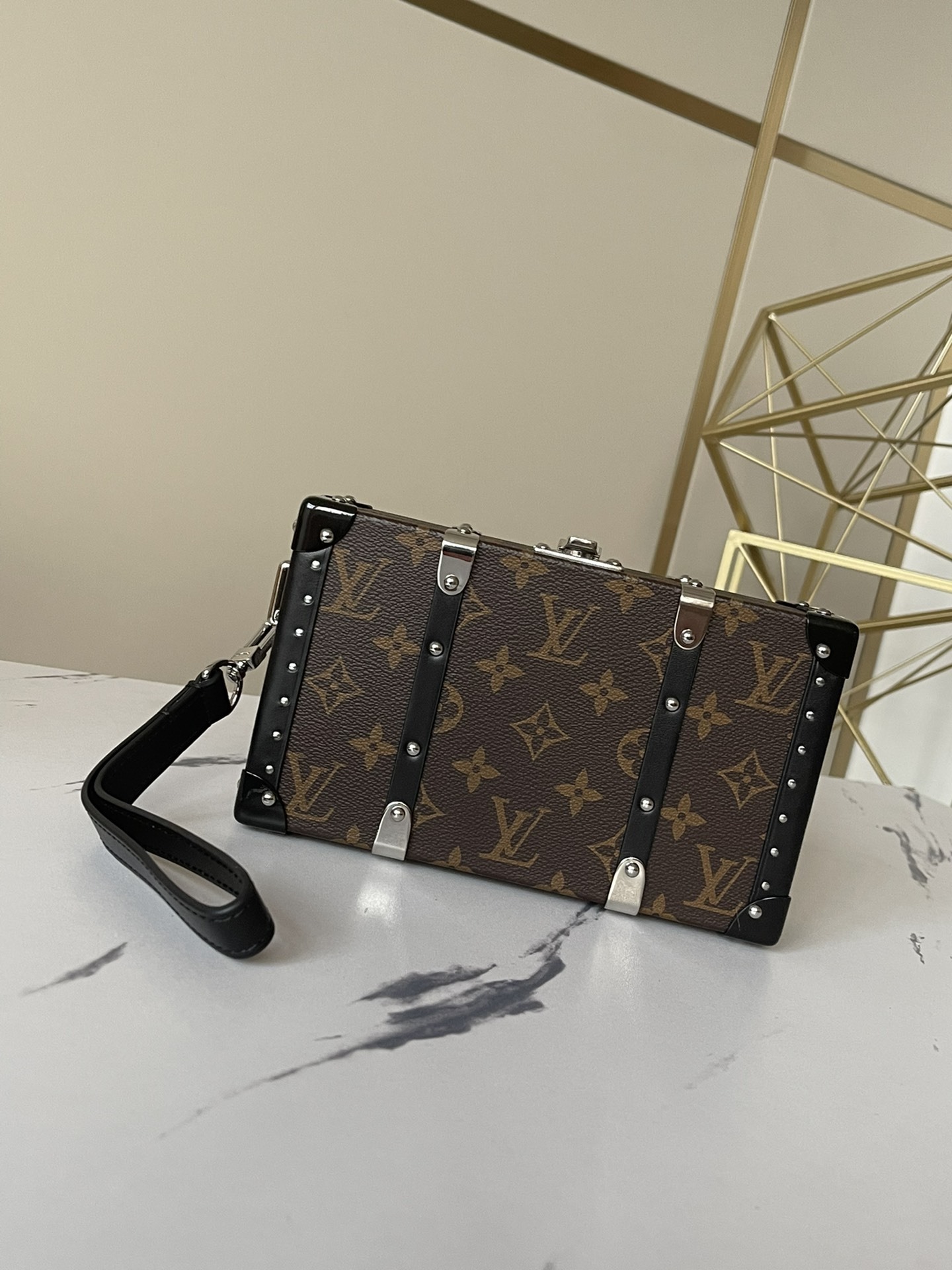 顶级原单独家实拍M20250老花virgilAbloh于2019春夏秀场呈献WalletTrunk小硬箱