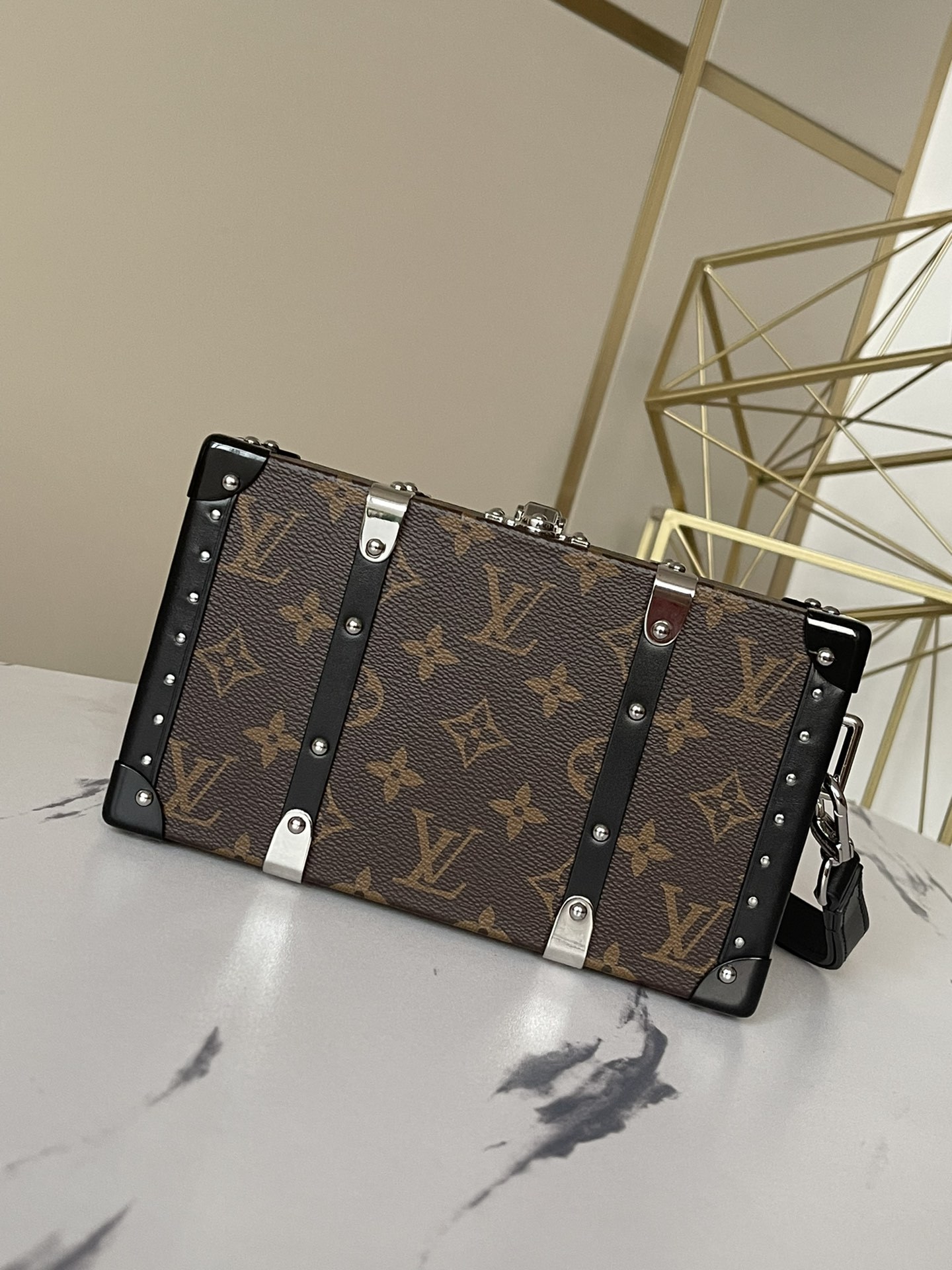 顶级原单独家实拍M20250老花virgilAbloh于2019春夏秀场呈献WalletTrunk小硬箱