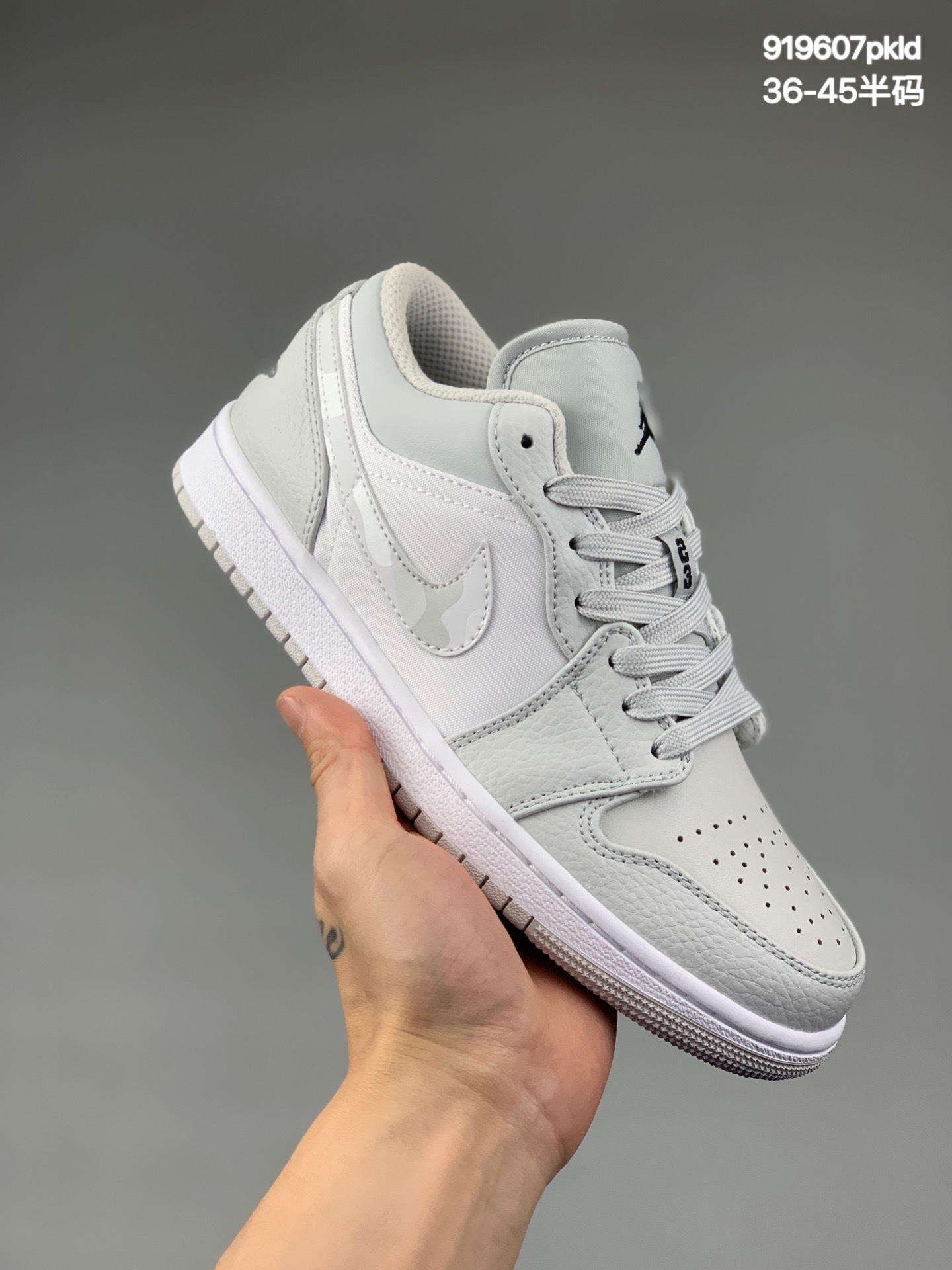 特价
头层 Air Jordan 1 Low GS “Light Arctic Pink” 低帮  AJ1 乔丹1代 aj1 乔1 低邦 乔丹篮球鞋系列 鞋身带有白色皮革，并铺有粉红色的覆盖层，黑色皮革脚趾和黑色网状鞋舌，同时黑色皮革鞋跟及黑色橡胶外底，搭载白色中底完善设计。
货号：554723
尺码：36-45半码
编码：919607pkld