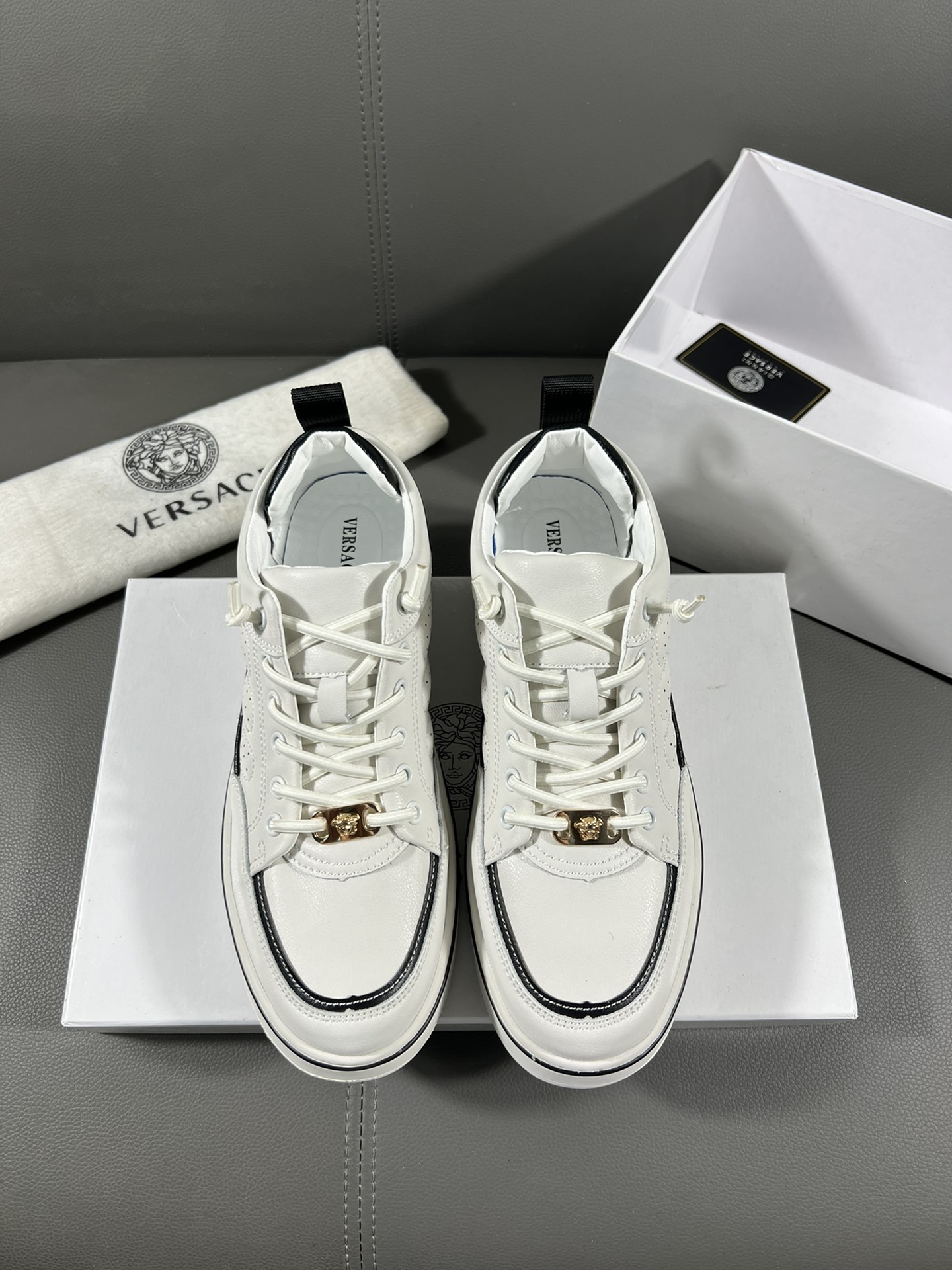 I5  Versace 范思哲 官网最休闲时尚男鞋,爆款版型简洁大气,潮男专属.独有的官网最新品牌元素元素古奇原版装饰,时尚又大方,面料原版牛皮透气内里,官网指定耐磨休闲大底,专柜经典款实物拍摄38-44,