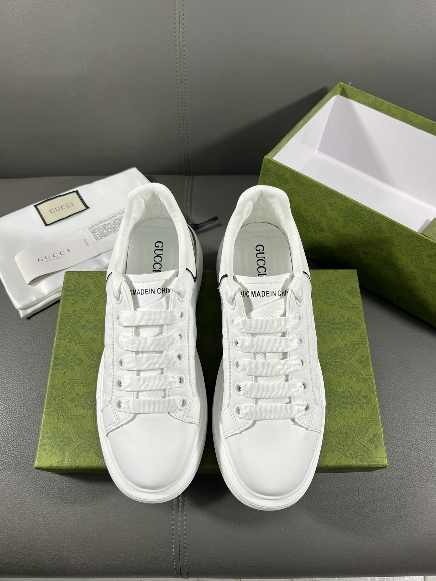 I5 Gucci  古奇 官网最休闲时尚男鞋，爆款版型简洁大气，潮男专属.独有的官网最新品牌元素元素Gucci  古奇 原版装饰，时尚又大方，面料原版牛皮透气内里，官网指定耐磨休闲大底，专柜经典款实物拍摄38-44，”},”imgsSrc”:[“https://xcimg.szwego.com/20920/i1663_8264_0.jpg?imageView2/2/format/jpg/q/