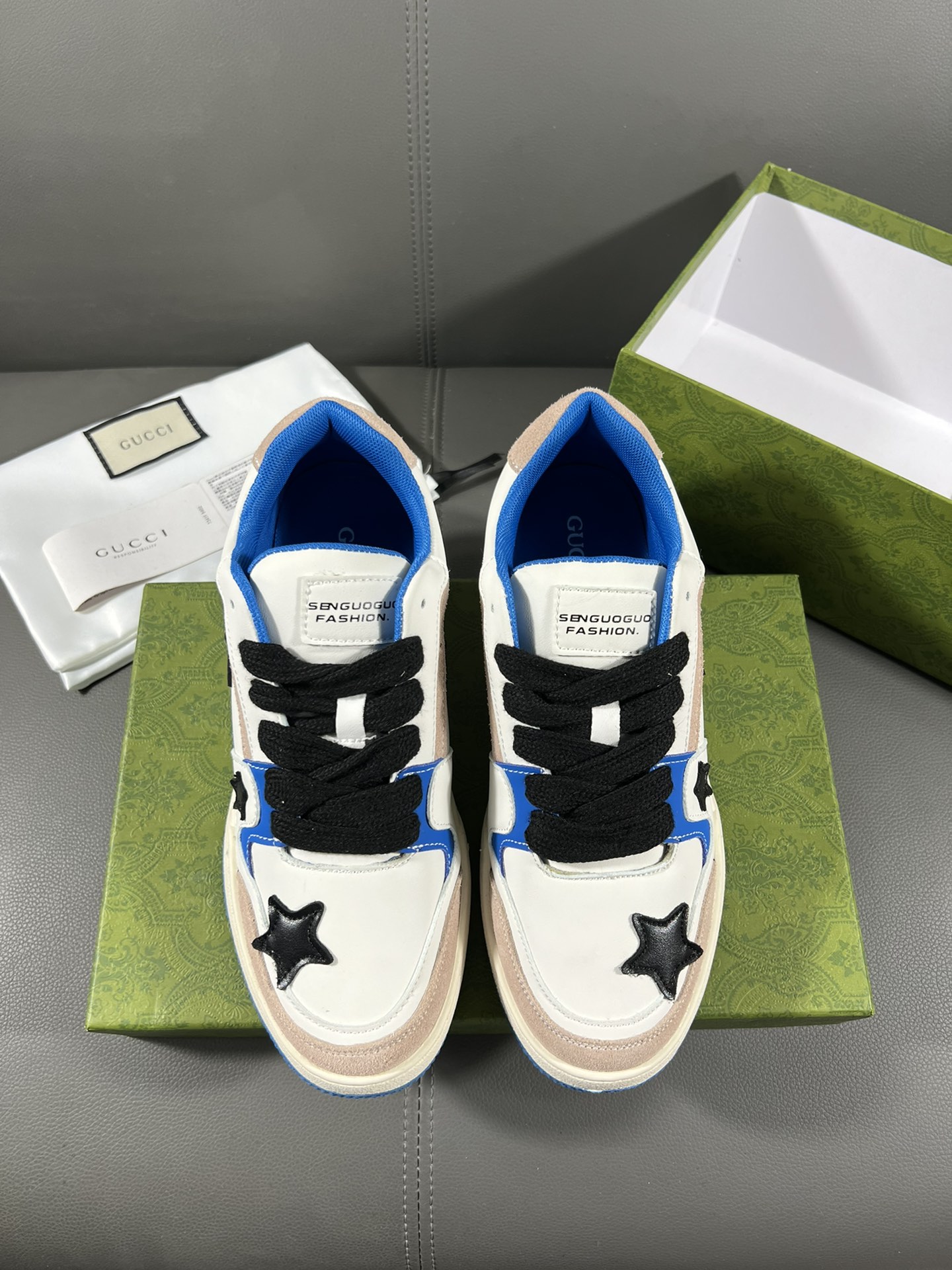 I5  Gucci  古奇 官网最休闲时尚男鞋，爆款版型简洁大气，潮男专属.独有的官网最新品牌元素元素Gucci  古奇 原版装饰，时尚又大方，面料原版牛皮透气内里，官网指定耐磨休闲大底，专柜经典款实物拍摄38-44，