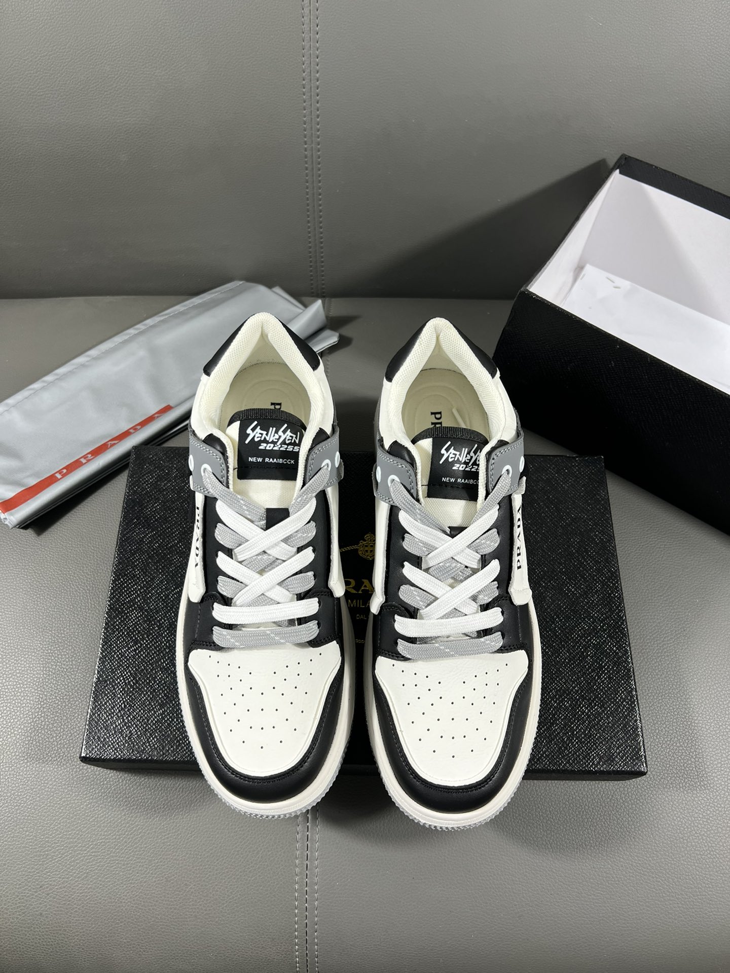 I5  Prada 普拉达 官网最休闲时尚男鞋,爆款版型简洁大气,潮男专属.独有的官网最新品牌元素元素古奇原版装饰,时尚又大方,面料原版牛皮透气内里,官网指定耐磨休闲大底,专柜经典款实物拍摄38-44,