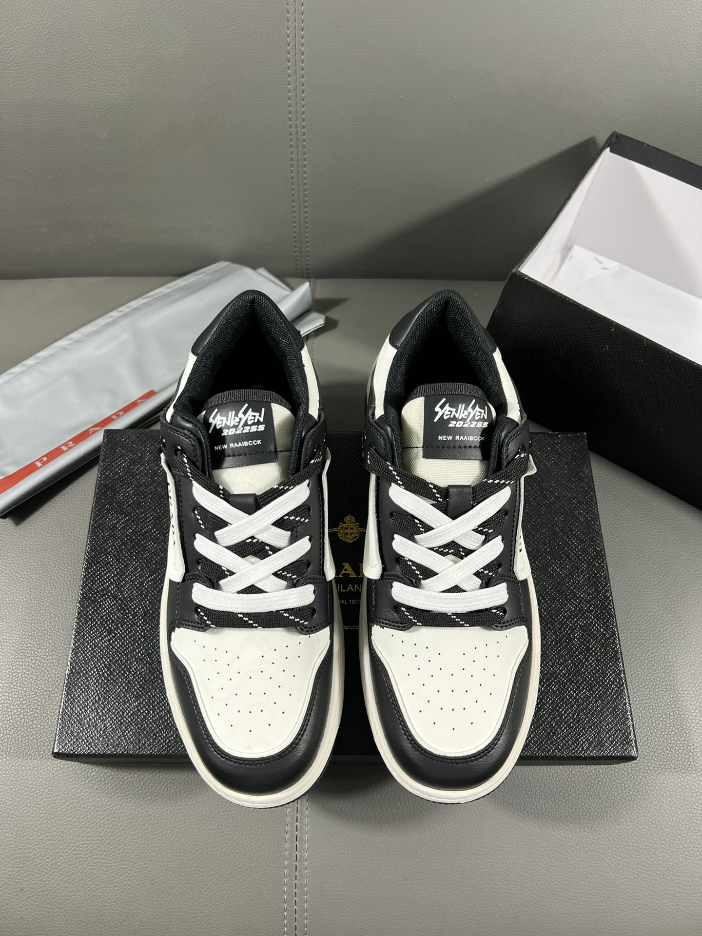 I5   Prada 普拉达 官网最休闲时尚男鞋,爆款版型简洁大气,潮男专属.独有的官网最新品牌元素元素古奇原版装饰,时尚又大方,面料原版牛皮透气内里,官网指定耐磨休闲大底,专柜经典款实物拍摄38-44,