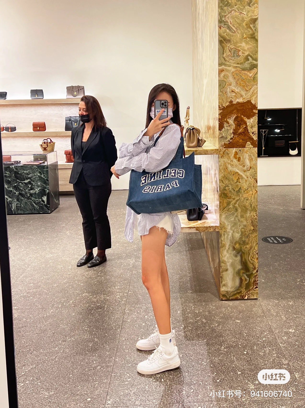 NO:206861,The autumn is clear and cool, the best suits to go out with your beloved tote bag. Autumn is gone. Celine's Tote shopping bag returns to the 1970s, fashionable and stylish. Ningwashing denim, handle splicing imported calfskin, not easy to wear, small pockets inside, small pockets on both sides, embroidered letter logo, lazy retro literature. Paris girls' items that integrate into daily life. Relaxed atmosphere, fashionable letter logo. Never wear it. Easily meet daily needs. Commuter/tourism/college girls, Celine, celine, celine, totes, cowhide19860909秋高气爽,zui适合带着心爱的tote托特包出去踏 秋去啦 Celine这款托特购物袋回归70年代,时髦有型丹 宁洗水牛仔布,手柄拼接进囗小牛皮,不易磨 损,内里小口袋,两侧小口袋,刺绣字母Logo, 慵懒复古文艺 巴黎女孩融入日常生活的单品 松弛氛围,时尚态度的字母Logo 永远装不满 轻松满足日常需求 通勤/旅游/学院女孩,赛琳celine,celine,celine,totes,cowhide,Bag