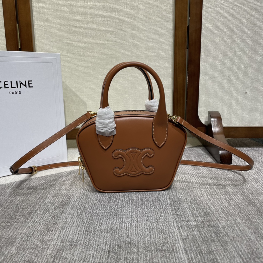 NO:207919,CELINE 22s new product｜Mini brown Arc de Triomphe cowhide leather bowling bag super textured bowling bag, cute and retro, just the right size, and the capacity is also good, you can put it in a mobile phone~ crossbody handheld can be cowhide leather, zipper lock, 1 main compartment, inner flat pocket, adjustable removable leather shoulder strap length 50 cm, leather hand-held length 8 cm Size 20 X 15 X 5 cm Number 110462 [with full set of original packaging] MMT79558, Celine, celine, celine, cowhide19860909CELINE 22s新品｜迷你棕色凯旋门牛皮革保龄球包超级有质感的保龄球包,又可爱又复古,大小刚刚好,容量也可,可以放手机～斜挎手拎都可牛皮革,拉链锁闭,1个主隔层,内侧扁平口袋,可调节可拆卸皮革肩带长50厘米,皮革手挽长8厘米尺寸20 X 15 X 5厘米编号110462【配全套原版包装】MMT79558,赛琳celine,celine,celine,cowhide,Bag