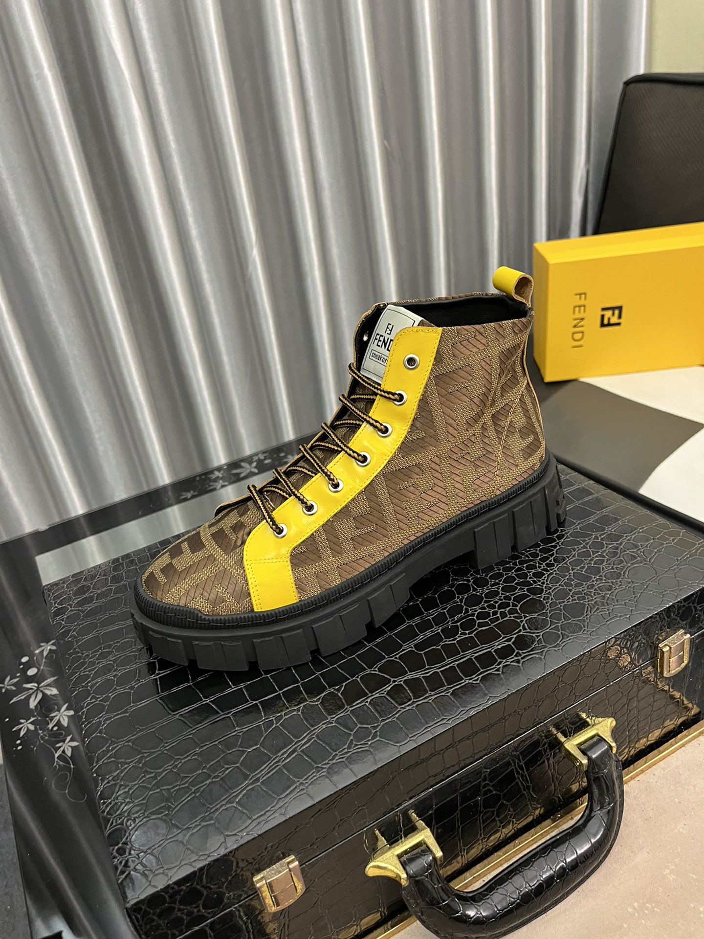 Fendi 芬迪 官网高邦最休闲男靴抢先上市,鞋面:头层牛皮.全真皮内里材料做工完胜市场所有版本 最高品质出货独家高品质,低价位,实物拍摄,进口专用材料凸显品牌独特魅力 ,原版防滑大底 38—442色可选