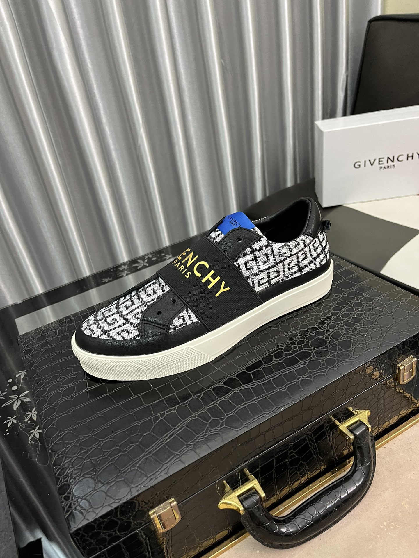 I5  Givenchy 纪梵希 最 2022精心打造,引爆全场不断创新的国际品牌 此款男士四季运动休闲鞋,原版版本,鞋面采用牛皮冲孔材质面料 ,皮垫脚橡胶大底,透气舒适以质 码数：38-443色可选