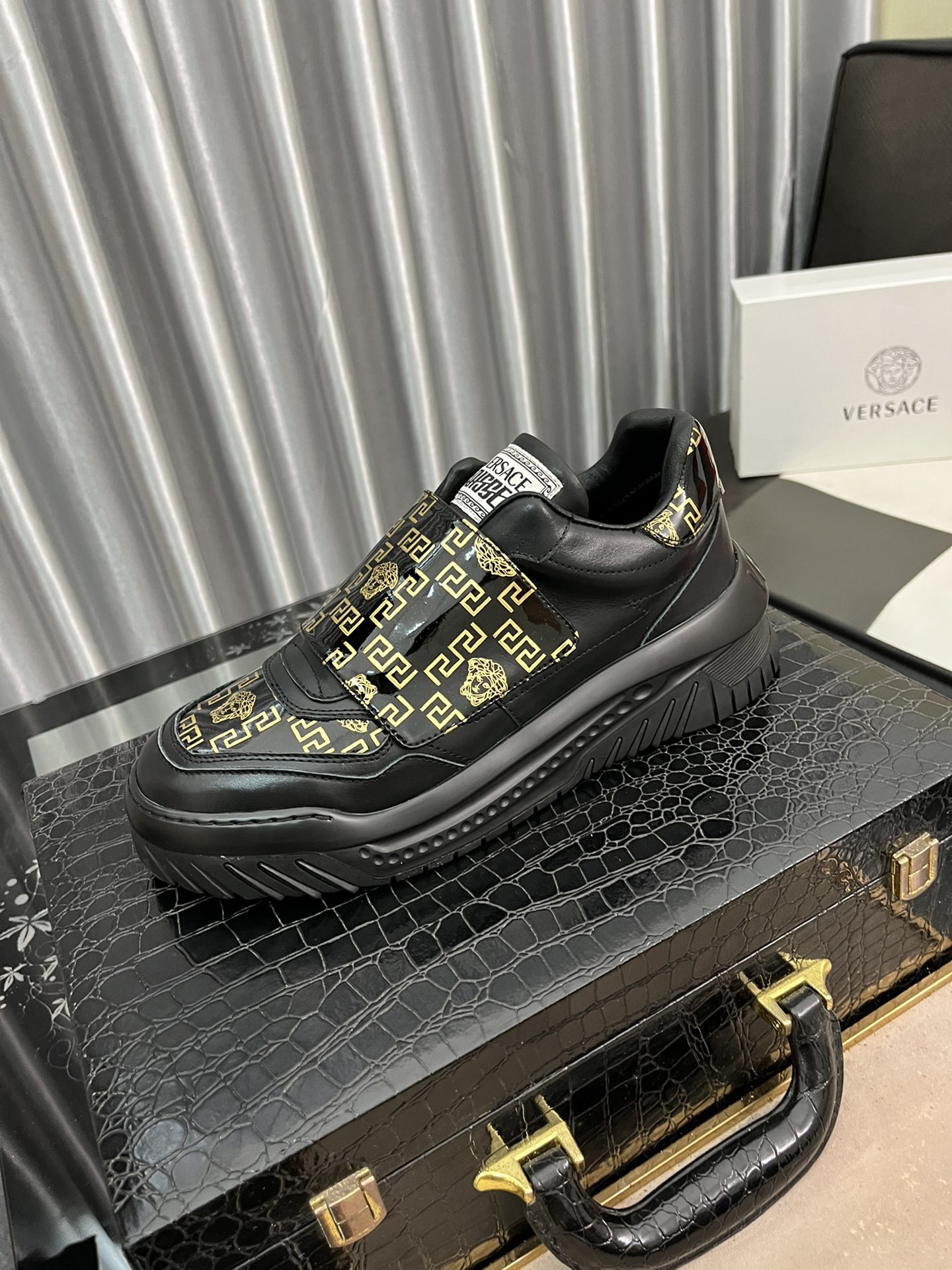 J0  Versace 范思哲  男士高帮最新爆款休闲鞋,顶端品牌奢侈鞋面選用进口牛皮+品牌印花面料,透气真皮内里精细做工.个性时尚耐磨防滑大底,上脚轻巧舒适,實物更好看,38-442色可选