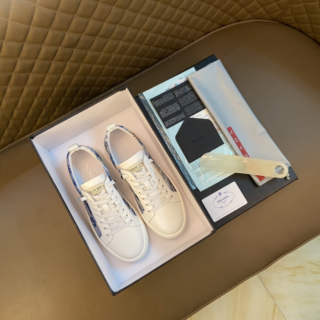 I5 Prada 普拉达 ～独特现代风运动鞋.专柜代购休闲鞋 男士2022专柜同步发售,意大利进口原版品牌精选头柔软特殊材质. 拒绝脱色磨脚鞋底：原厂特供原版底, 超酷 法国懒人风格设计 懒人套脚套脚 原单品质 超舒服原版底 . 适合户外司机驾车完美 ,男鞋码数：38-44 45码可定做灰色 白色选