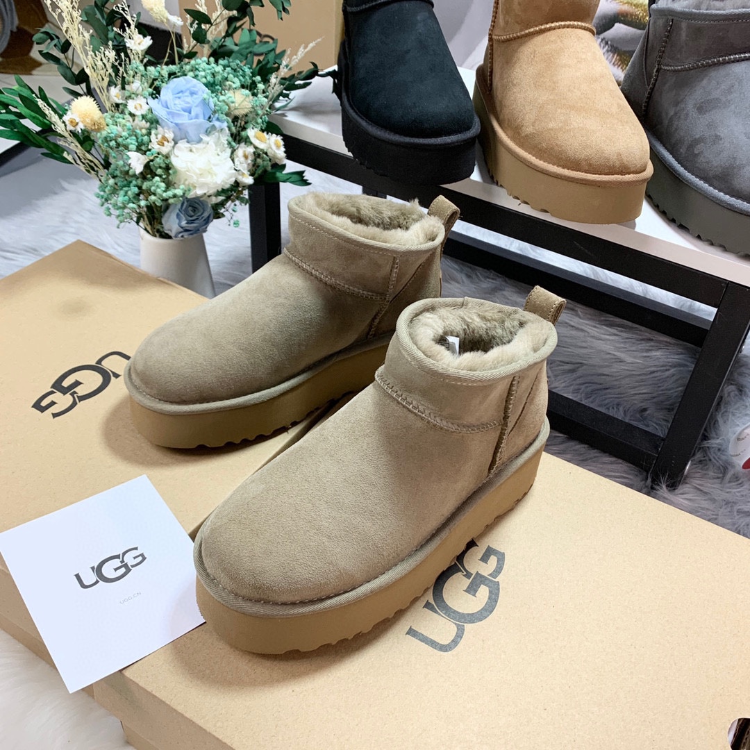 NO:559827,UGG-1135092 Thick-soled mini low-top, four colors in stock, available on the same day, 'warm trend' in the cold winter, UGG's makeover brings out the fashion sense in the snow. All-sheep fur is integrated, warm and easy to wear!  Unique and unique!  It is the one that keeps turning heads the most when you go out on the street. It is worth owning. The thick sole increases the height and is fishion. It is also a lucky star for small people. Color: antelope brown, maroon, gray, black. Size: 35-41, snow boots, boots, sheepskin19860909UGG-1135092厚底款迷你低帮 四色自备现货 当天可取 寒冬刷星“暖潮风” UGG改头换面刮起雪地里的时尚感.全羊皮毛一体,保暖好穿！独具匠心,只此唯一！出街回头率最高的就是它,值得拥有～厚底增高更fishion～同时也是小个子福星哟～ 颜色羚羊棕 栗色 灰色 黑色 码数35-41,雪地靴,boots,sheepskin,Women's Shoes