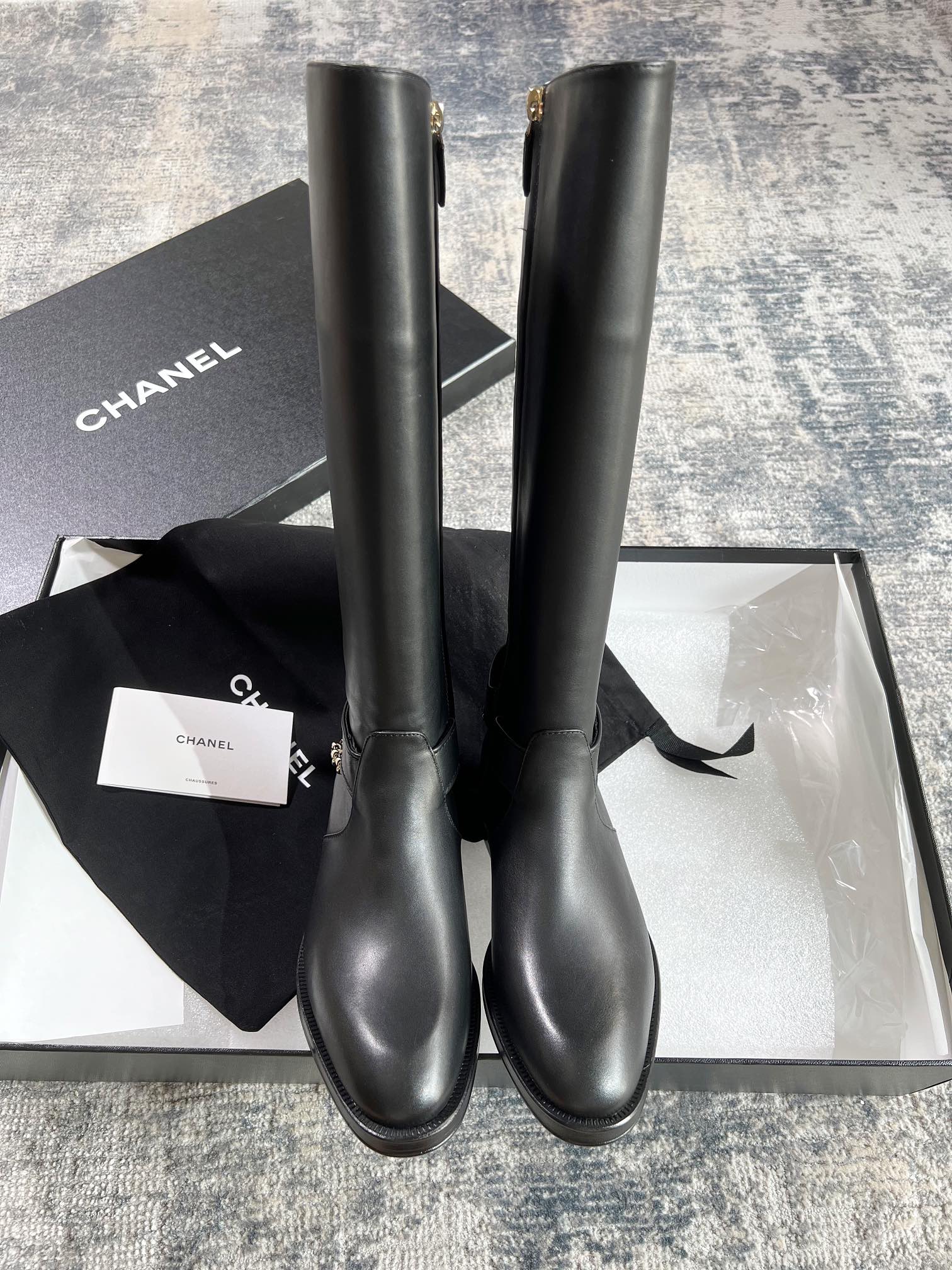 NO:615223,Chanel's latest popular chain knight boots!  Rave reviews!  As long as you have it, your feet will be comfortable and the style will look good!  The heel chain can also be removed, turning it into another kind of boot!  The upper is made of extremely comfortable and soft calfskin, with unparalleled texture!  Putting on your feet is the representative of high-end!  The interior is made of matte cowhide and uses the classic color combination of Grandma Xiang, which is high-end!  Italian imported A-grade leather outsole, size 35～39, regular size, boots, chanel, boots, cowhide, Leather soles19860909chanel香奶奶最新火爆款的链条骑士靴！好评如潮！只要拥有它的,上脚舒适、版型好看！后跟链子还可以取下来,就变成了另外一款靴子！ 鞋面极致舒适柔软的小牛皮,质感无敌！上脚就是高级的代表！ 内里采用哑光牛皮,采用香奶奶经典的色系搭配,就是高级！ 意大利进口A级真皮大底 size35～39 正码,靴子,chanel,boots,cowhide,Leather soles,Women's Shoes