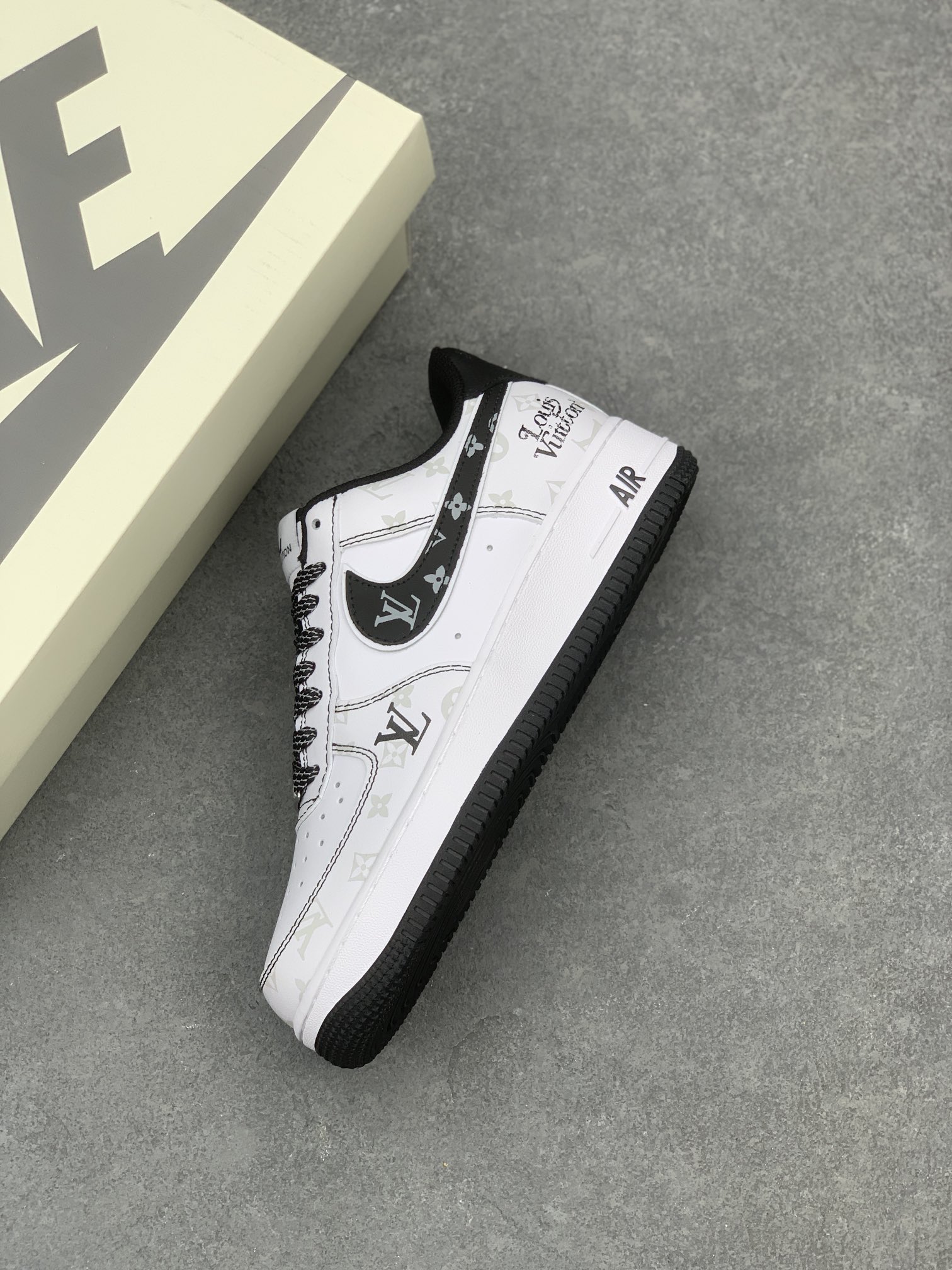 Nike Air Force 1 '07 Low 'Louis Vuitton' Sneakers Limited Edition 8 i1663628514 4262 6