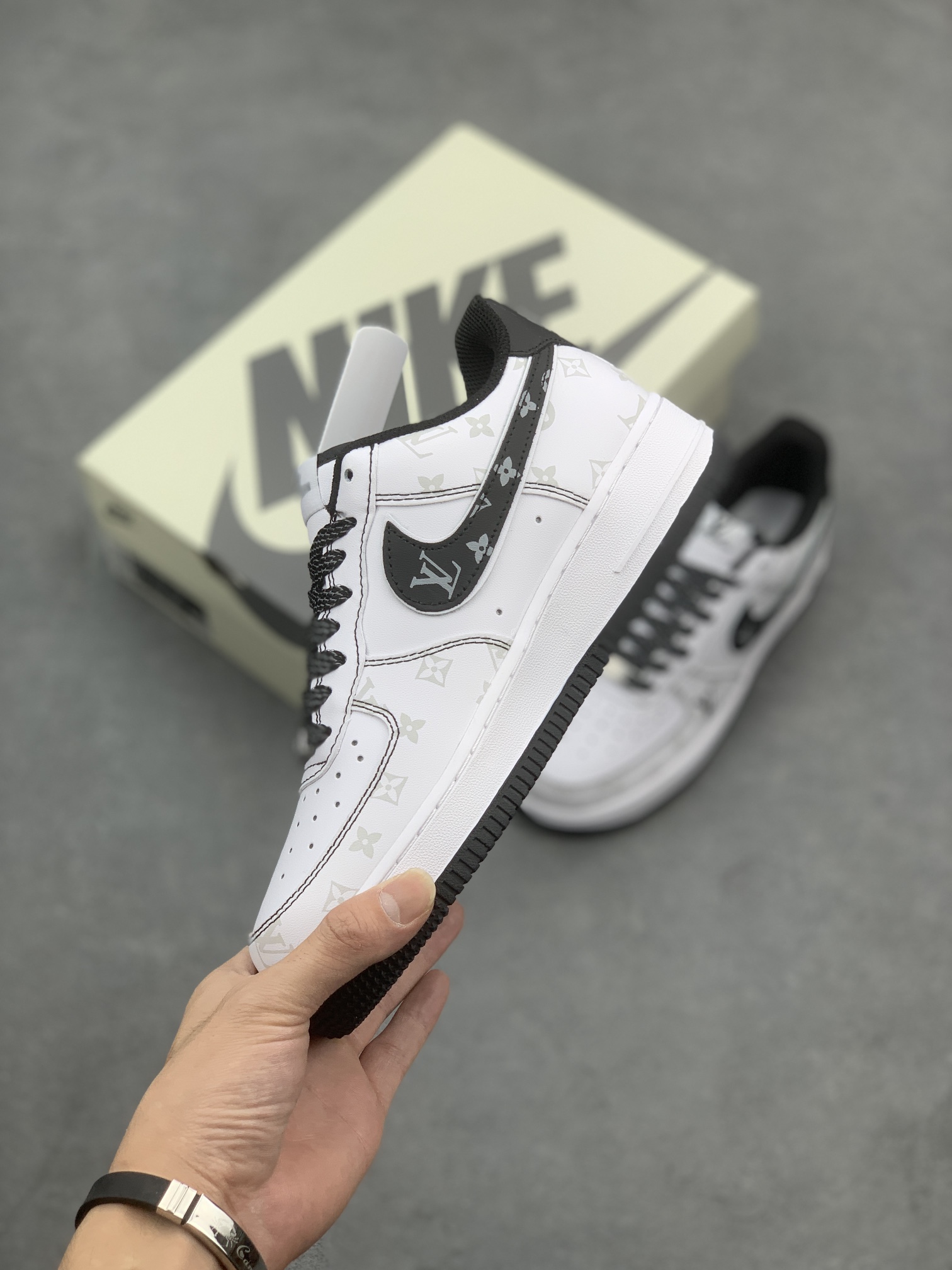 Nike Air Force 1 '07 Low 'Louis Vuitton' Sneakers Limited Edition 4 i1663628514 4818 2