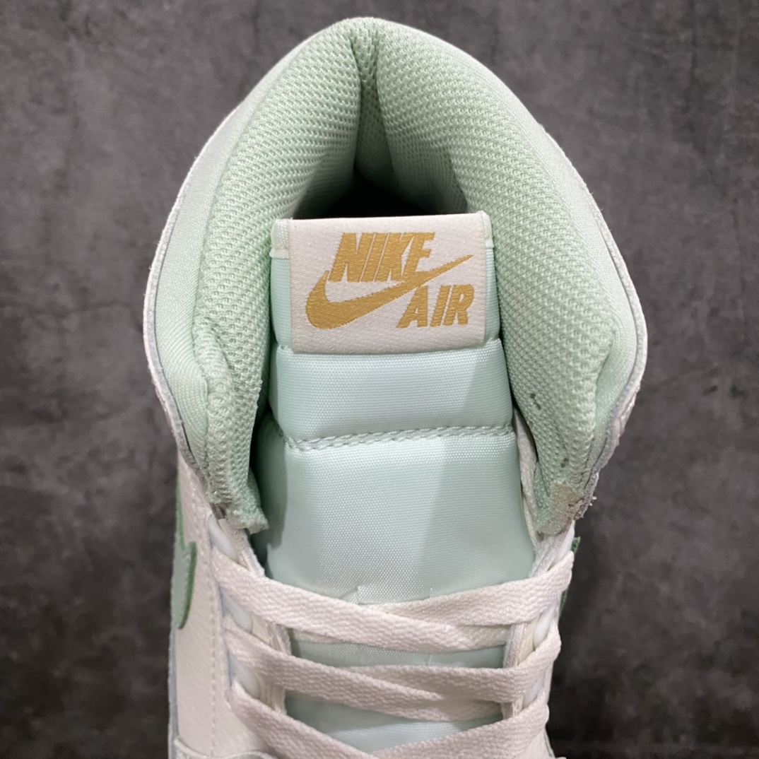 图片[6]-纯原版AIR JORDAN LEGACY AJ312 \”CNY\”货号：DR8486-131 鞋身采用了皮革材质打造 横跨鞋面的魔术贴十分吸睛 侧面的Swoosh Logo的一部分被鞋面遮挡了一部分 颇具玩味 魔术贴上标有NK标识 而鞋舌上是Jordan的经典红色飞翼Logo 后跟和鞋底均采用了Air Jordan 3 的设计 后跟上同样也使用了经典的爆裂纹图案 尺码：36 36.5 37.5 38 38.5 39 40 40.5 41 42 42.5 43 44 44.5 45 46-选品中心