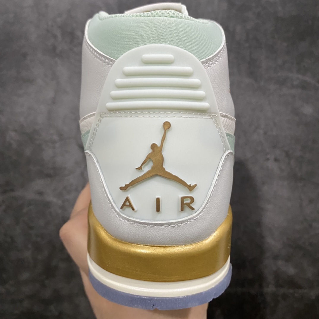 图片[4]-纯原版AIR JORDAN LEGACY AJ312 \”CNY\”货号：DR8486-131 鞋身采用了皮革材质打造 横跨鞋面的魔术贴十分吸睛 侧面的Swoosh Logo的一部分被鞋面遮挡了一部分 颇具玩味 魔术贴上标有NK标识 而鞋舌上是Jordan的经典红色飞翼Logo 后跟和鞋底均采用了Air Jordan 3 的设计 后跟上同样也使用了经典的爆裂纹图案 尺码：36 36.5 37.5 38 38.5 39 40 40.5 41 42 42.5 43 44 44.5 45 46-选品中心