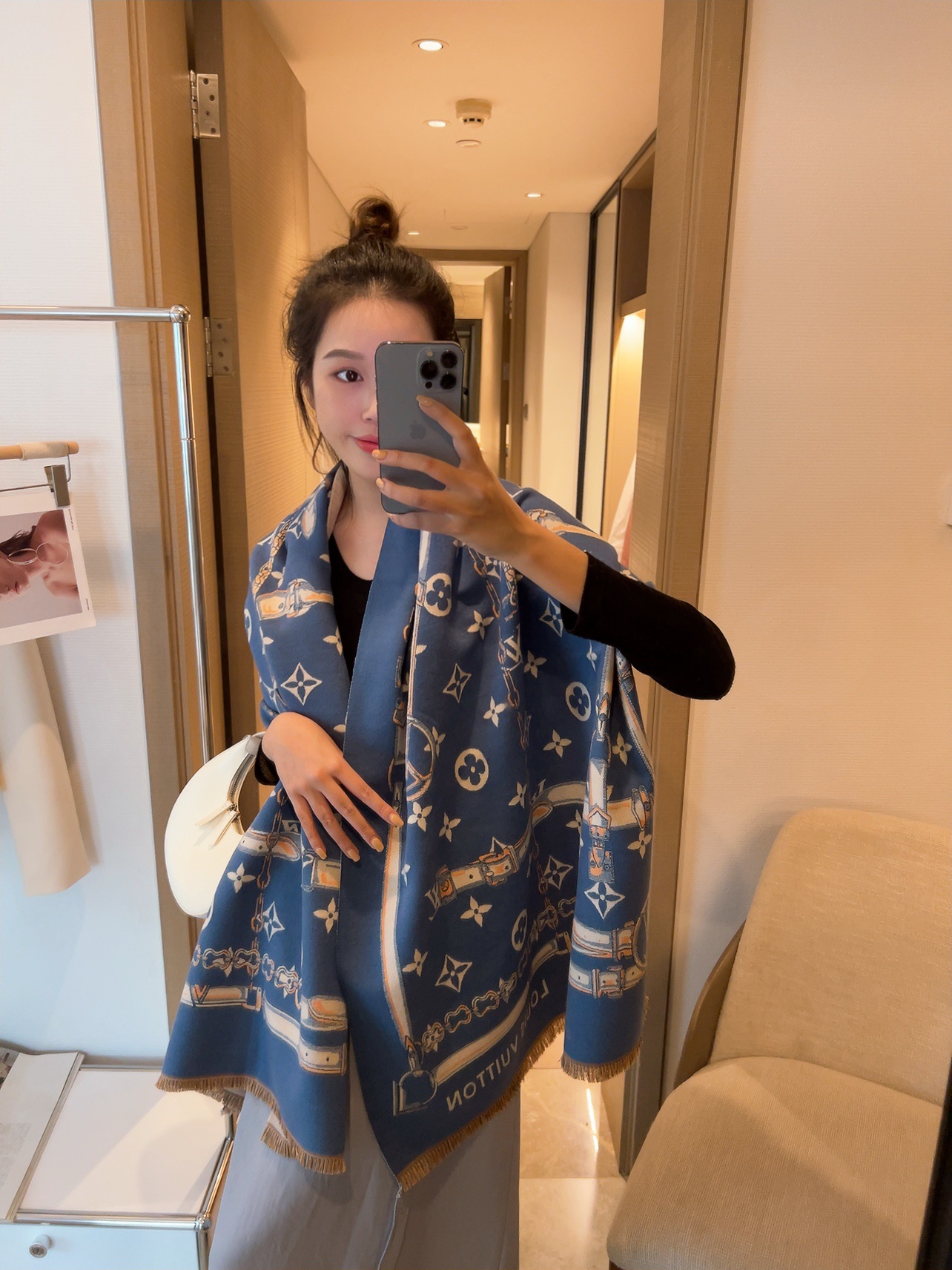 NO:163467,The best-selling new series of Lv, chain combined with the beloved Monogram classic square scarf pattern, new interpretation of the series. The top twill cashmere material is made of pure hand-made curled edges, full of luxury. The new counter fabric pursues the shape and feels crisp. The high-end designers' color matching takes into account the upper body effect and color saturation. The color is fresh, rich and exquisite and has a celebrity temperament!  Gift gifts for ordinary scarf, ordinary scarf, louis vuitton19860909批Lv【MONOGRAM FOREVER】超美 Lv最好卖的系列新作、链条结合深受喜爱的 Monogram 经典方巾图案,系列新诠释.顶级斜纹羊绒材质纯手工卷边,轻奢感十足 专柜新款面料追求造型,手感挺括,高端设计师配色均考虑上身效果和色彩饱和度,色泽新鲜浓郁非常精致又有名媛气质！送礼极品普通围巾,普通围巾,louis vuitton,scarf