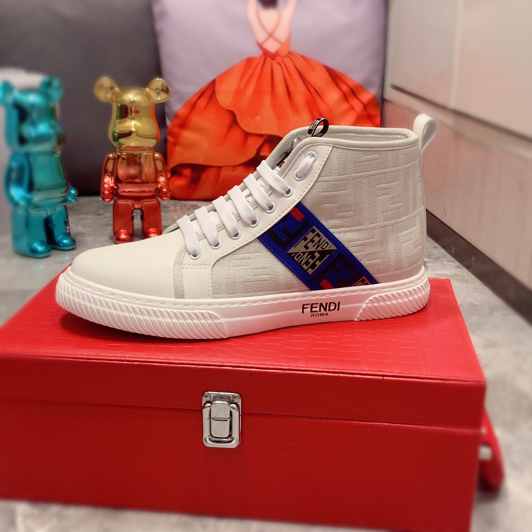 I5 高帮:Fendi 芬迪  最新爆款休闲鞋,顶端品牌奢侈～代购,顶级～质量.专柜同卖产品鞋面選用进口透气牛皮搭配布面料材质透气羊皮内里精细做工.原版个性时尚柔软橡膠耐磨防滑大底,上脚轻巧舒适,实物拍摄實物更好看,012广州码: 38-44. 2色可选