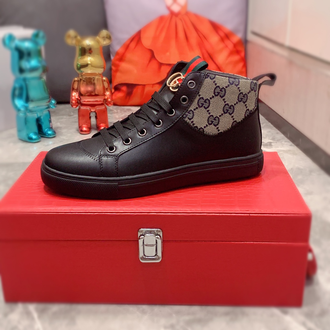 I5 高帮: Gucci  古奇   最新爆款休闲鞋，顶端品牌奢侈～代购，顶级～质量。专柜同卖产品鞋面選用进口透气牛皮搭配材质透气羊皮内里精细做工。原版个性时尚柔软橡膠耐磨防滑大底，上脚轻巧舒适，实物拍摄實物更好看，010广州码: 38-44。2色可选