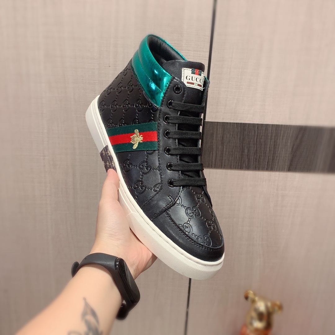 J0 高帮: Gucci  古奇   最新爆款休闲鞋，顶端品牌奢侈～代购，顶级～质量。专柜同卖产品鞋面選用进口透气牛皮搭配材质透气羊皮内里精细做工。原版个性时尚柔软橡膠耐磨防滑大底，上脚轻巧舒适，实物拍摄實物更好看，111广州码: 38-44。2色可选
